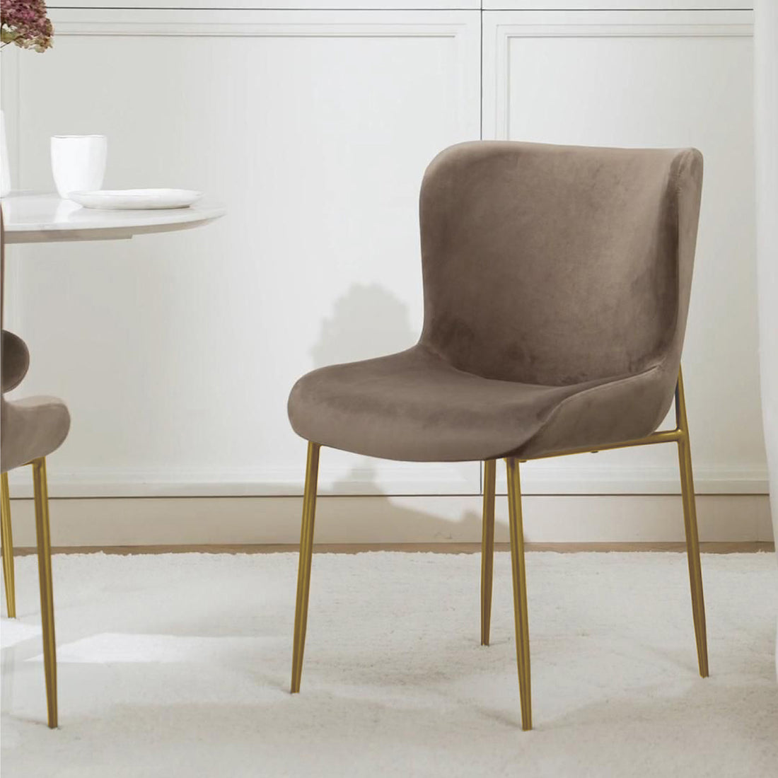 Silla Parana Velvet Taupé en comedor, foto ambientada