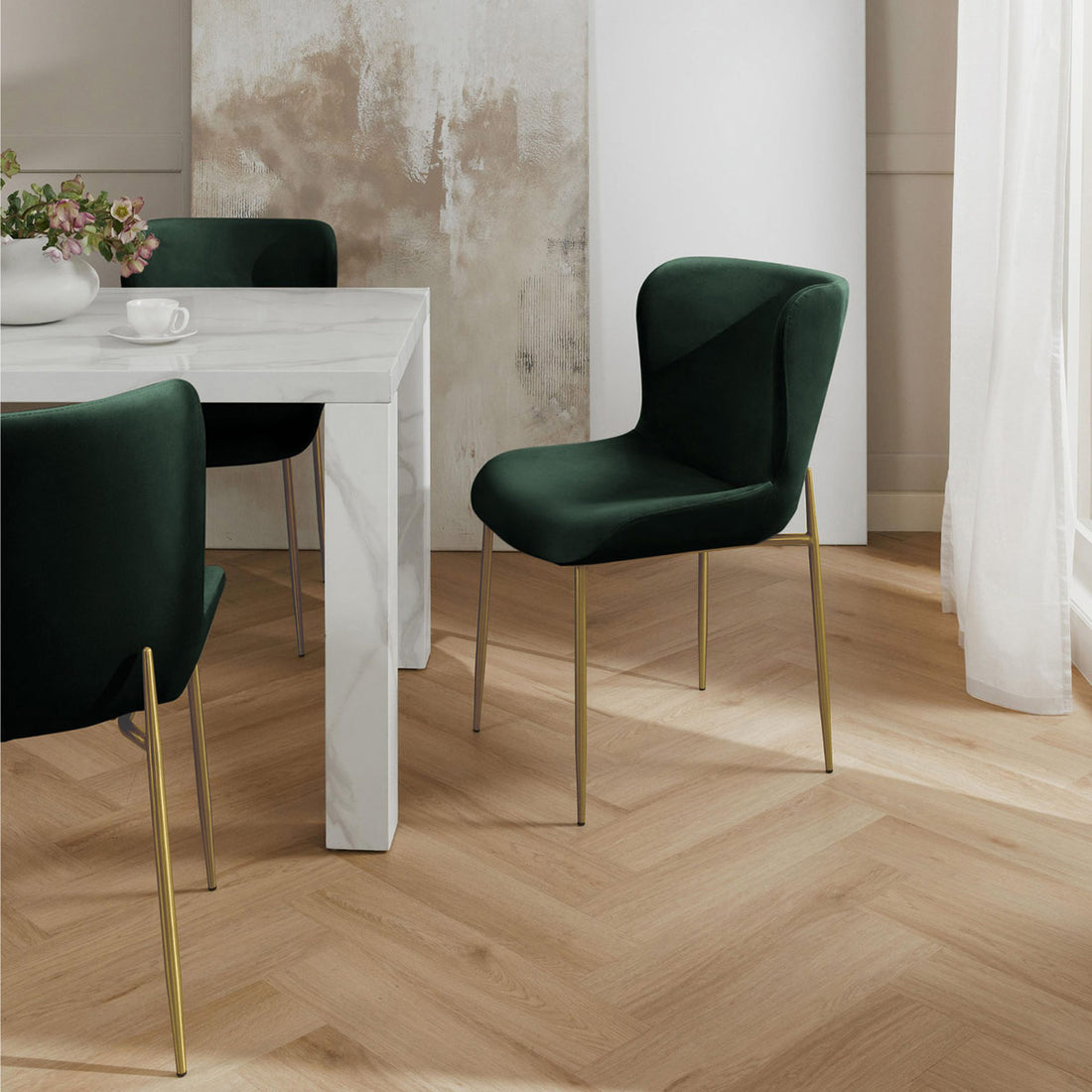 Silla Parana Velvet Verde en comedor, foto ambientada