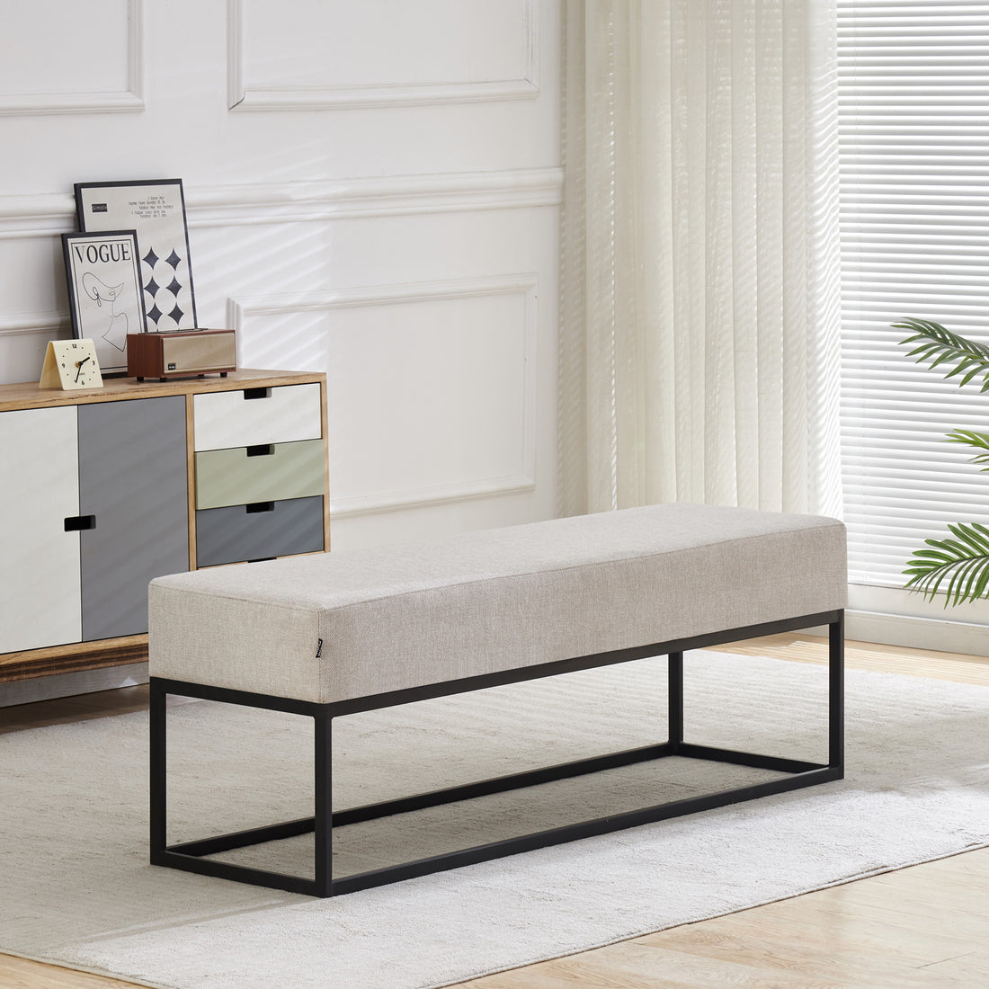 Banca Clermont Beige Vista en Cuarto a Lado de Mueble con Cajones en Espacio Minimalista 