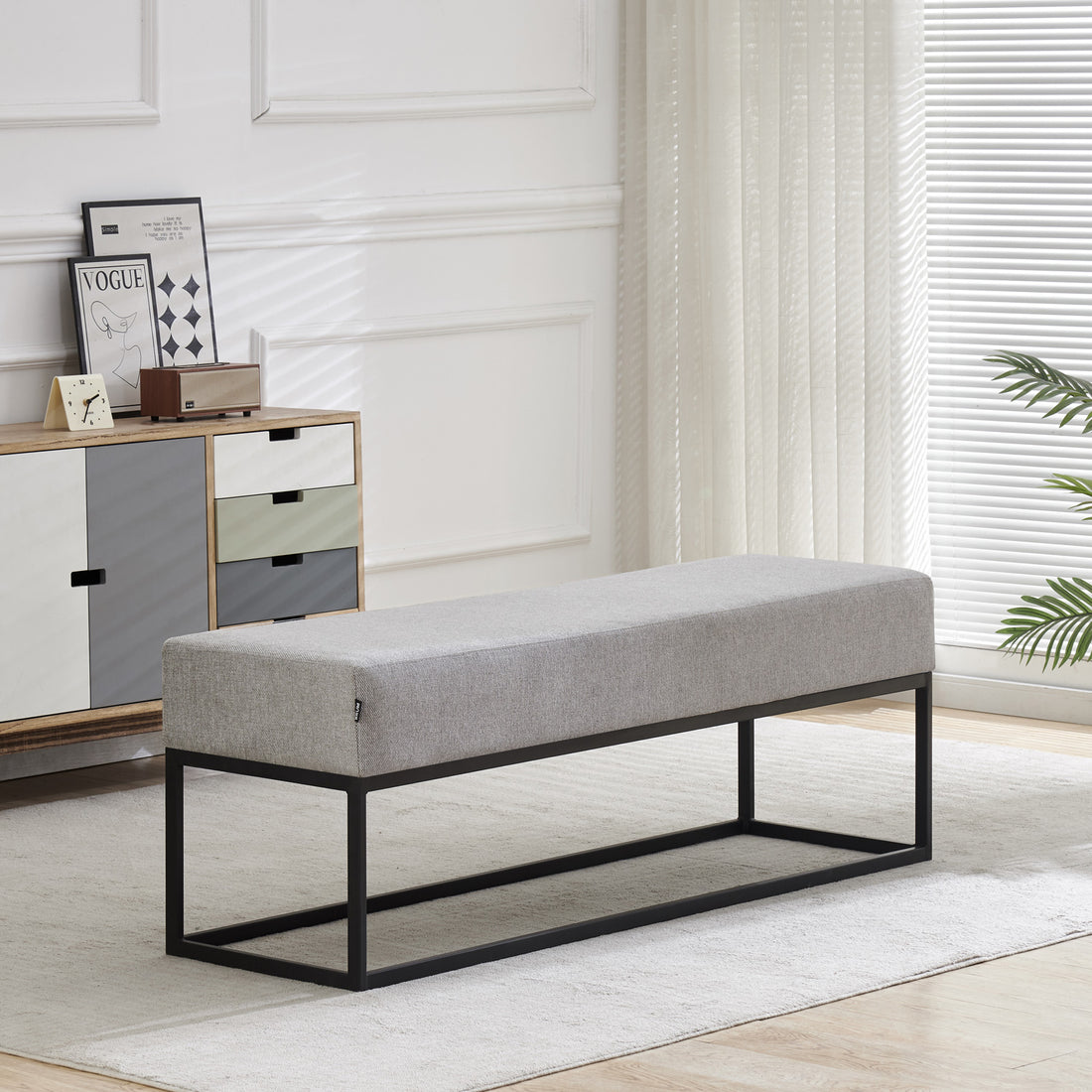 Banca Clermont Gris Vista en Cuarto a Lado de Mueble con Cajones en Espacio Minimalista 