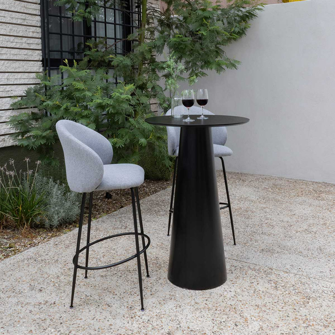 Banco Alto Capri Gris En Exterior con Mesa Granada