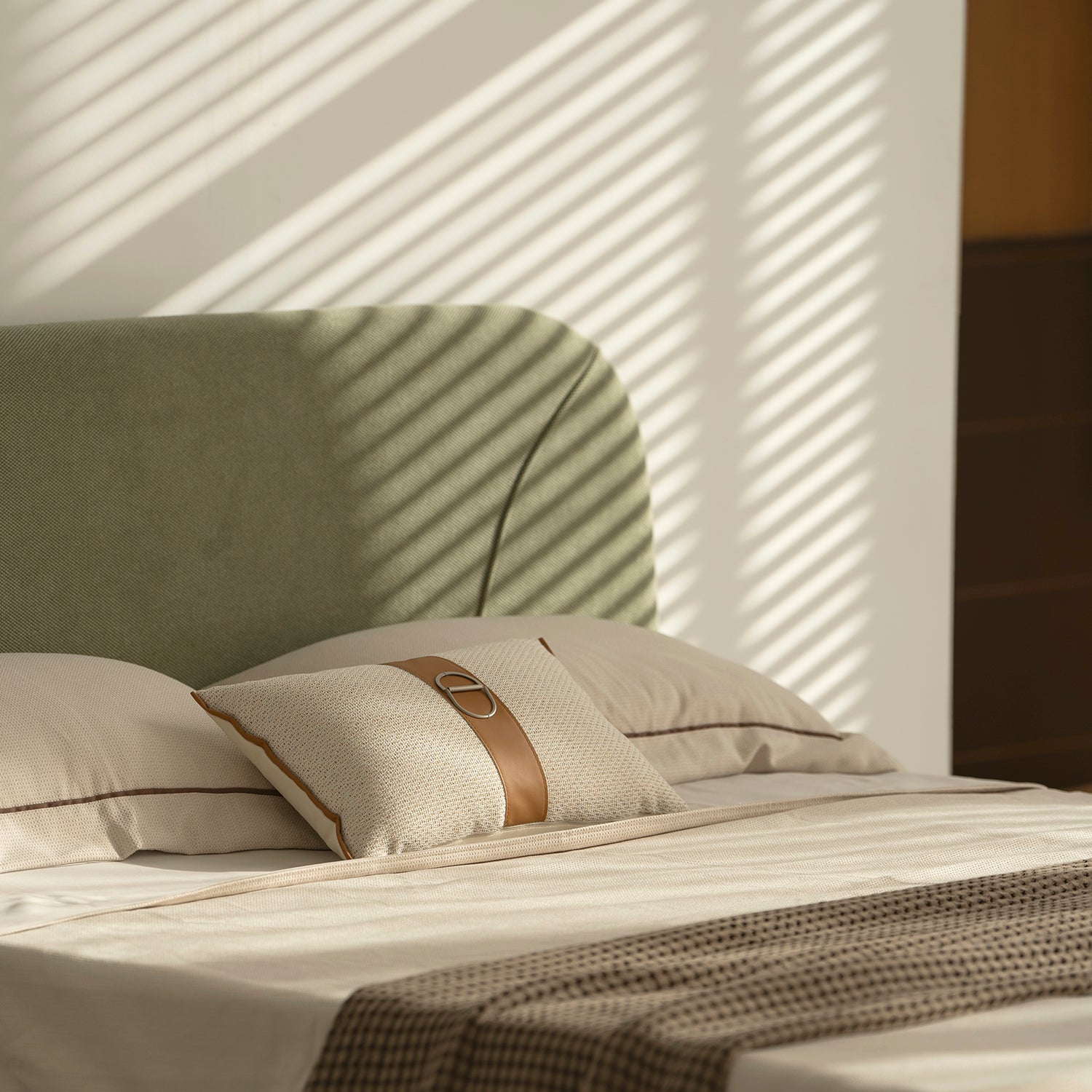 foto lifestyle de la cabecera Vigo en conjunto con una cama en una habitación en el atardecer