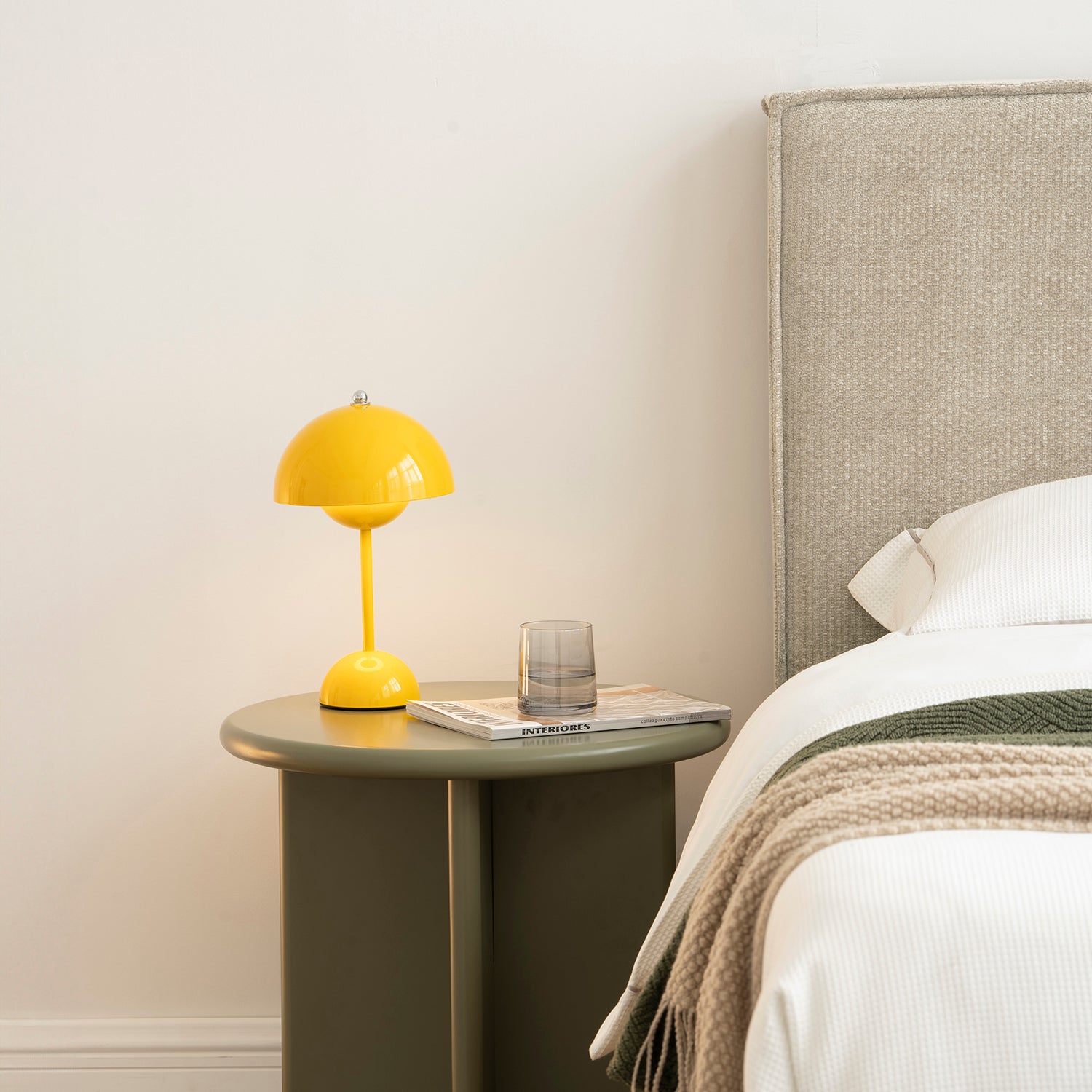 Cabecera Madrid King Size con mesa de noche a lado con vista en detalle