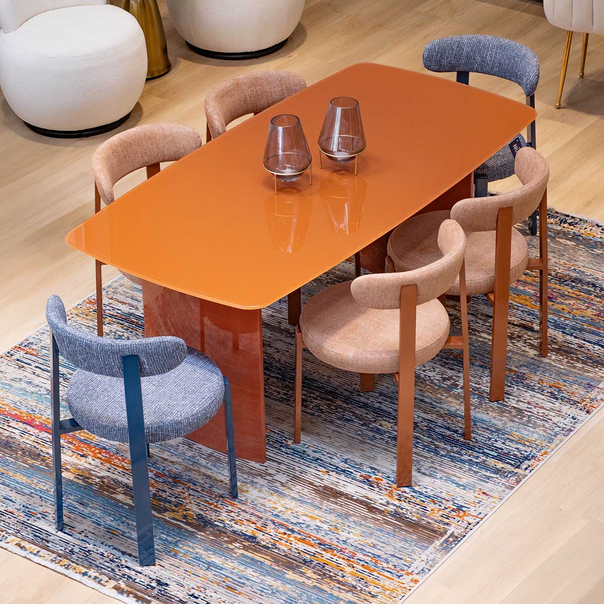 Mesa de Comedor Cali Naranja en comedor con tapete, foto ambientada