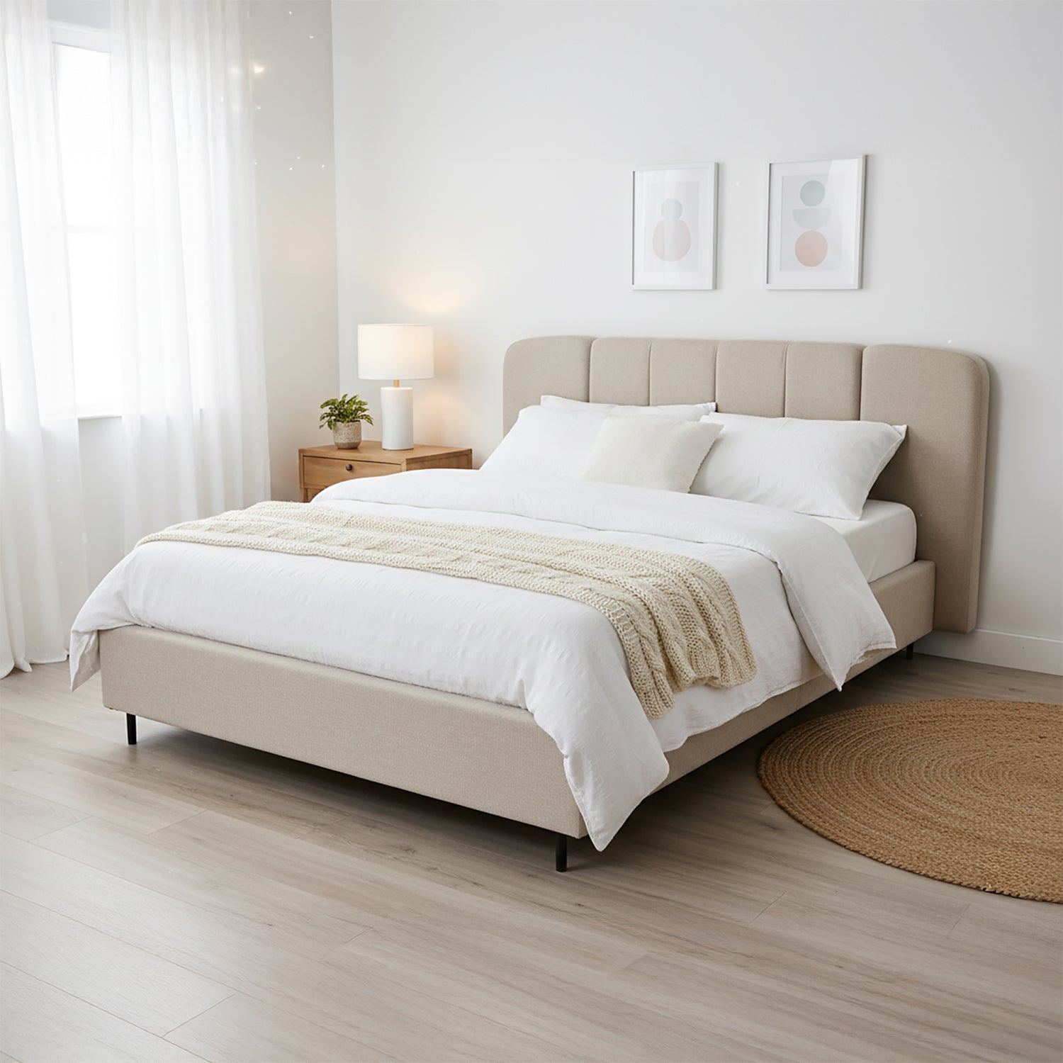 foto lifestyle cama malaga en habitación con piso de ma33dera, tapete a un costado