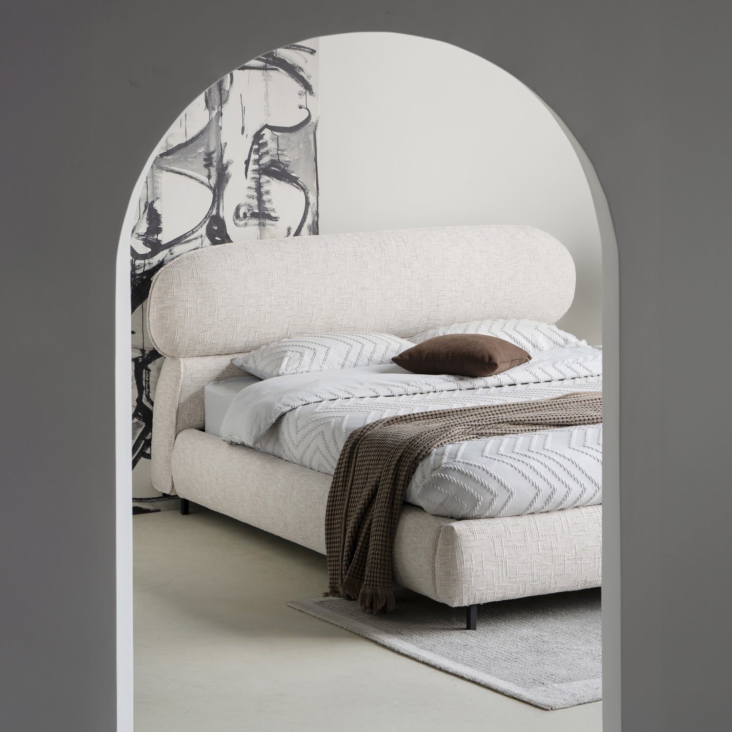 Cama Matrimonial Noruega Vista en cuarto a través de un cuarto con cuadro artístico de fondo 