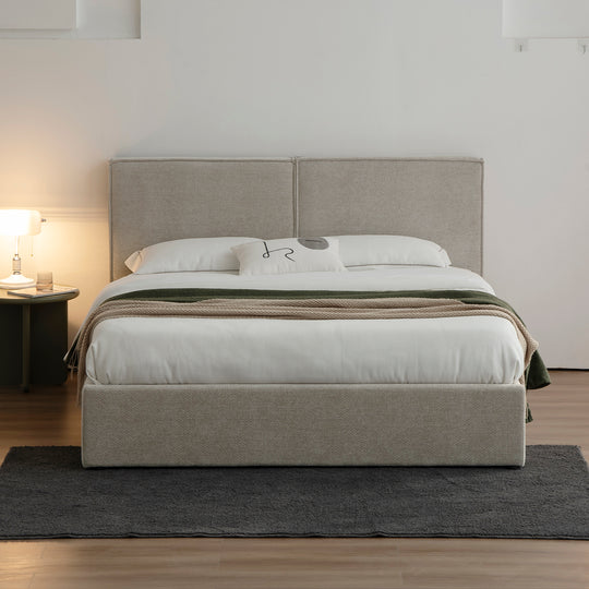 Cama Madrid King Size vista en cuarto de manera frontal con mesa de noche a un lado