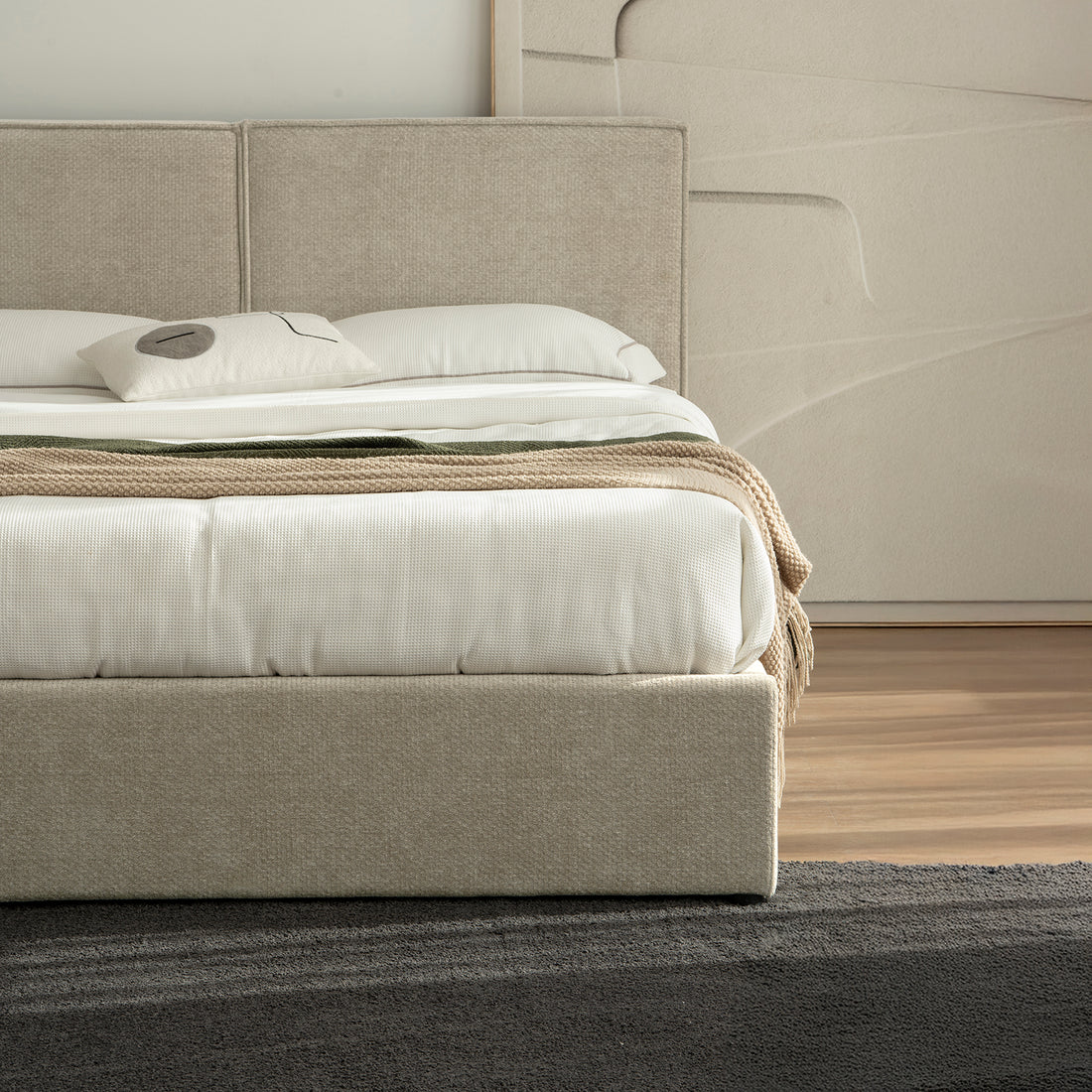 Cama Madrid Matrimonial vista en detalle cercano de la mitad de la cama en cuarto estilo lifestyle