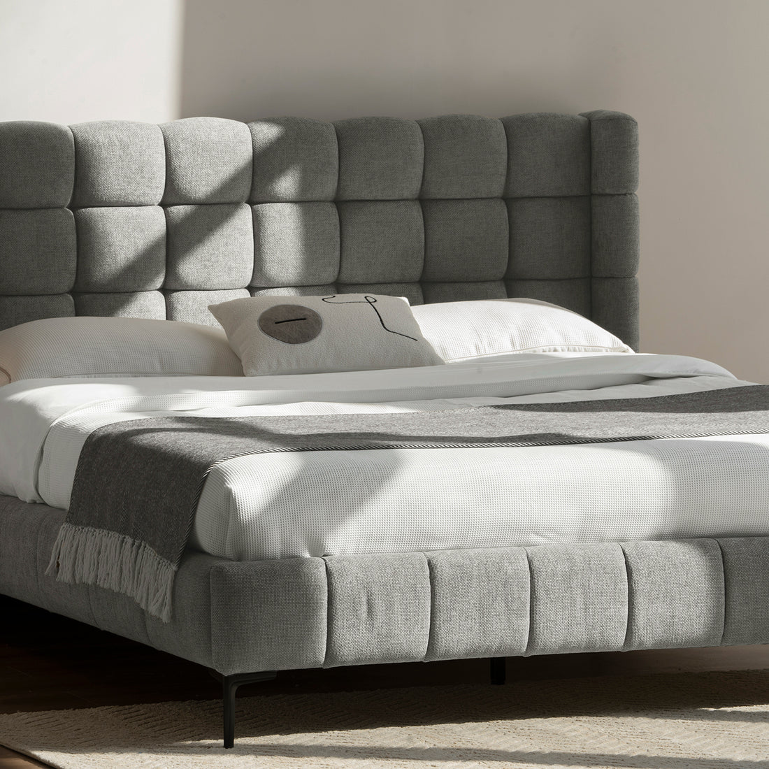 Cama Toledo Queen Gris Vista en Perspectiva Cerrada en Cuarto, foto ambientada