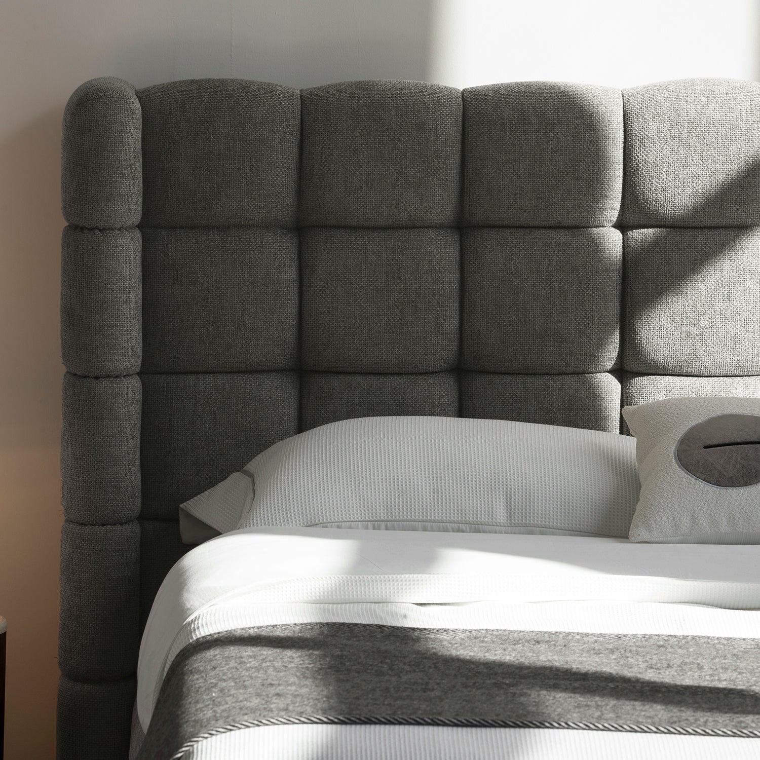 CAMA TOLEDO VISTA EN DETALLE DE LA BASE DE LA CABECERA EN CUARTO