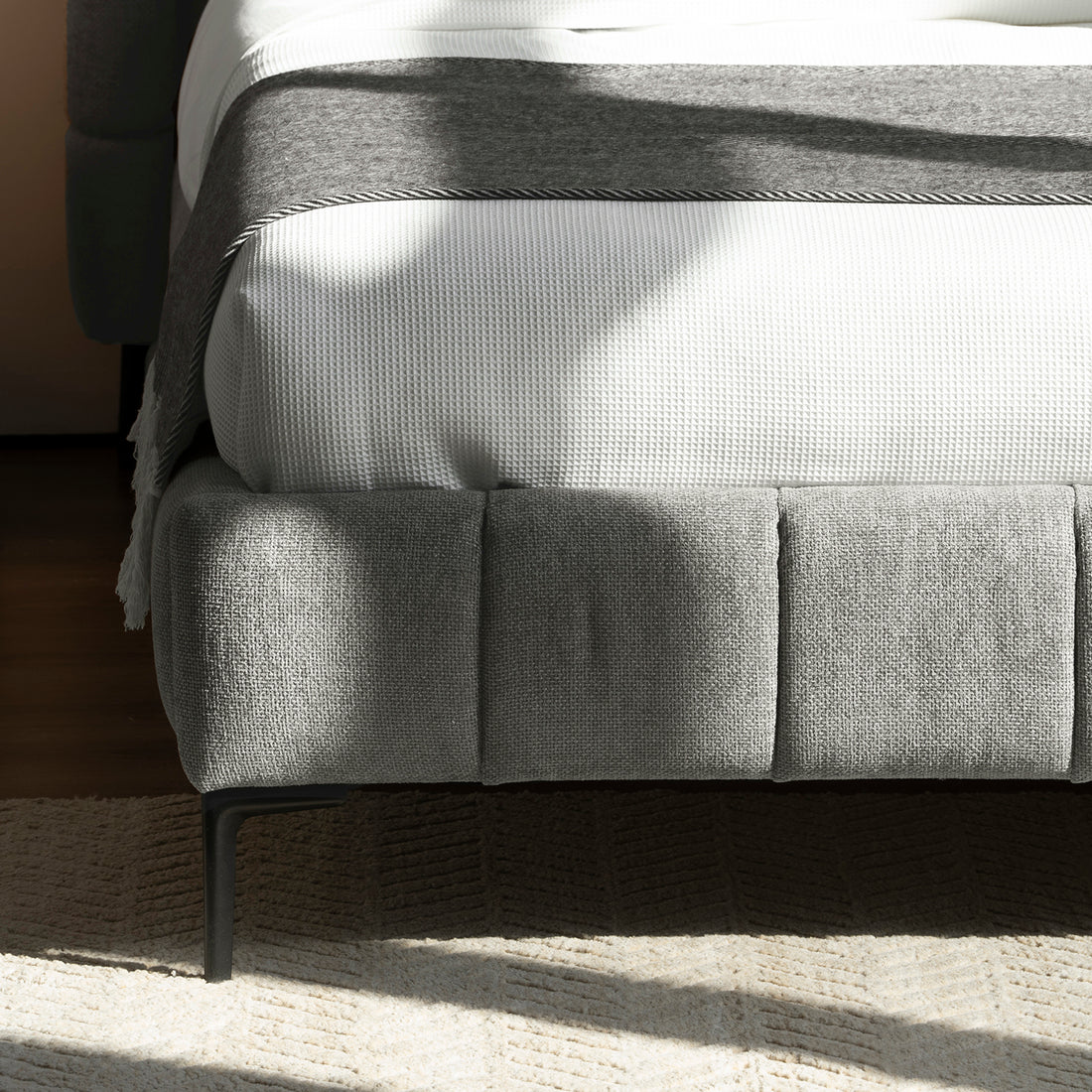 Cama Toledo Queen Gris Vista de Detalle de la Base en Cuarto