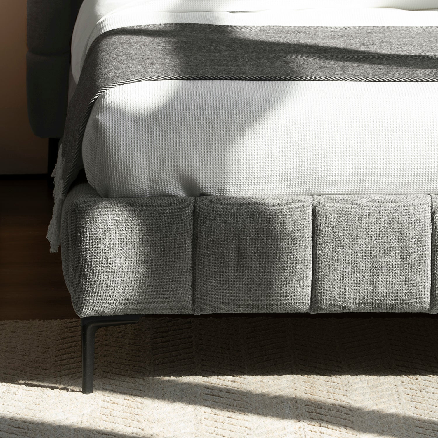 CAMA TOLEDO VISTA EN DETALLE DE LA BASE EN CUARTO