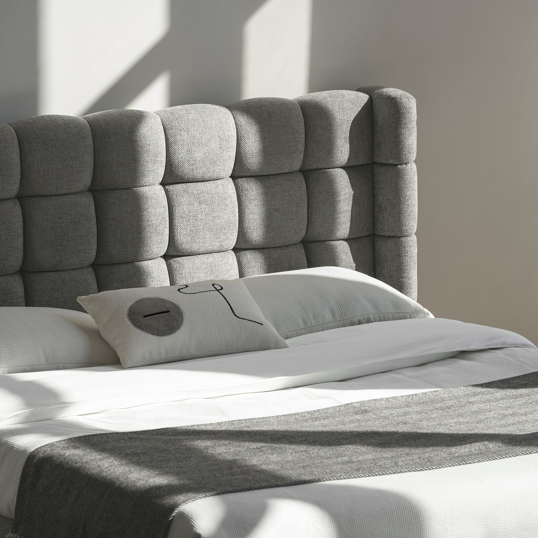 Cama Toledo Queen Gris Vista en Perspectiva de Detalle de la Base en Cuarto