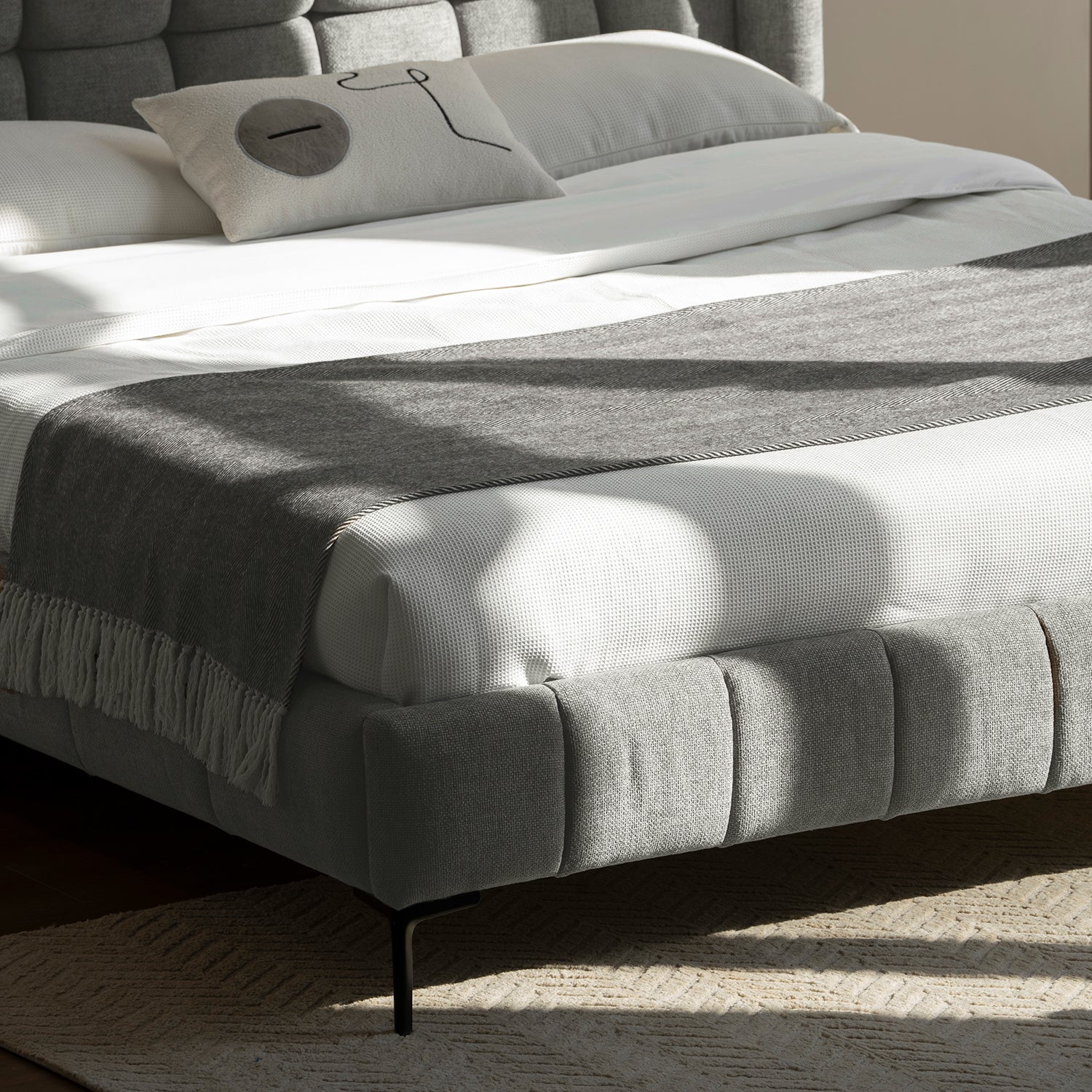 CAMA TOLEDO VISTA EN DETALLE DE LA ESQUINA DE LA BASE EN CUARTO