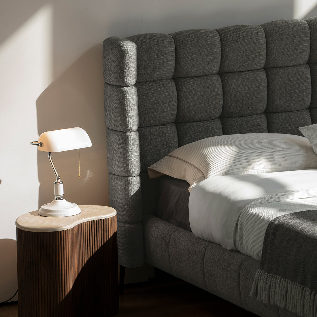 Cama Toledo Queen Gris Vista en Esquina con Mesa Lateral de la Cabecera