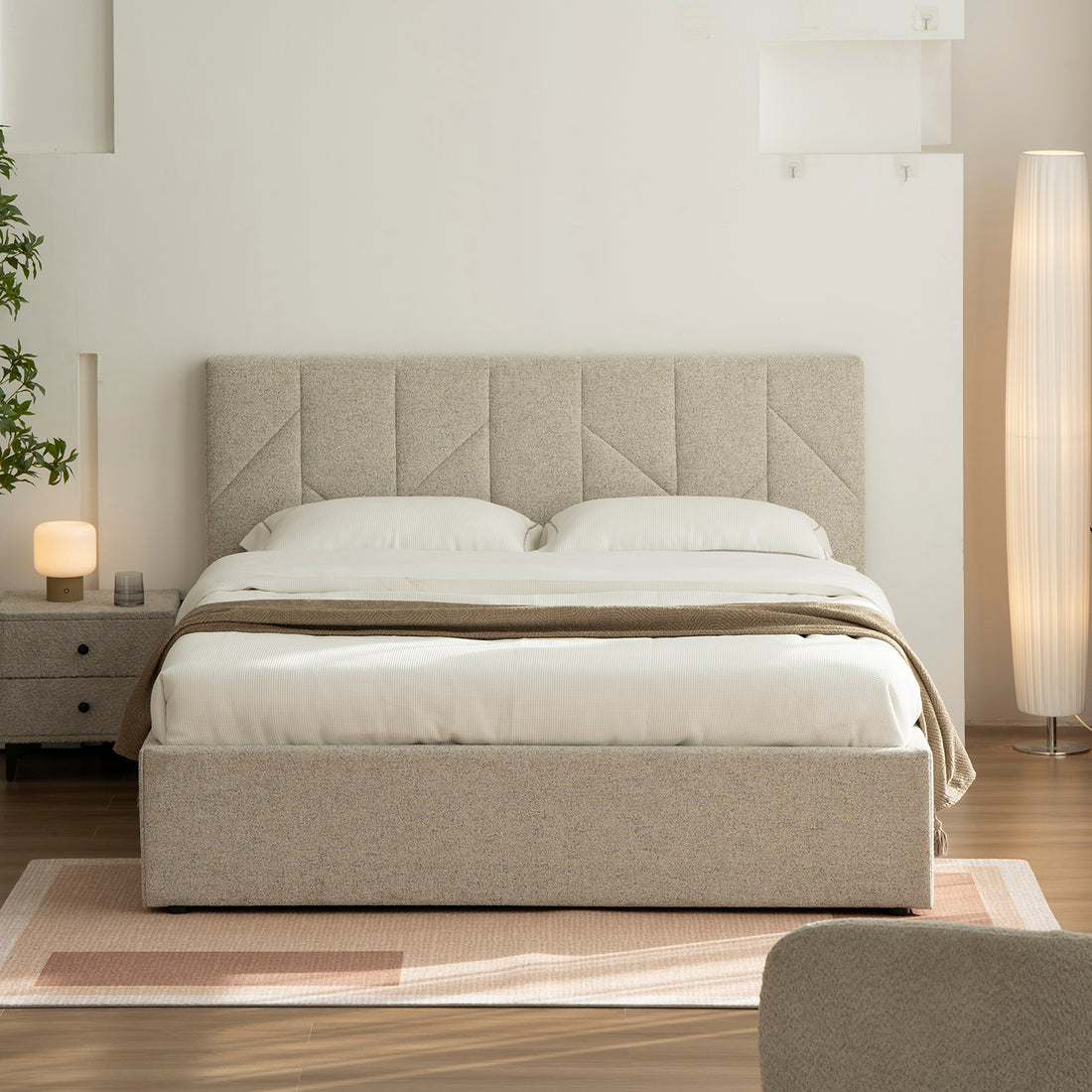 Foto Lifestyle de habitación con cama alicante al centro, un tapete en el suelo, piso de madera, buró lateral con textura.