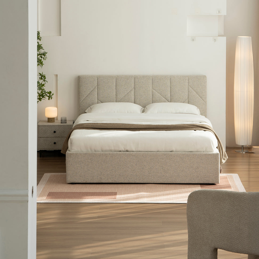 Foto Lifestyle de habitación con cama alicante al centro, un tapete en el suelo, piso de madera, buró lateral con textura.