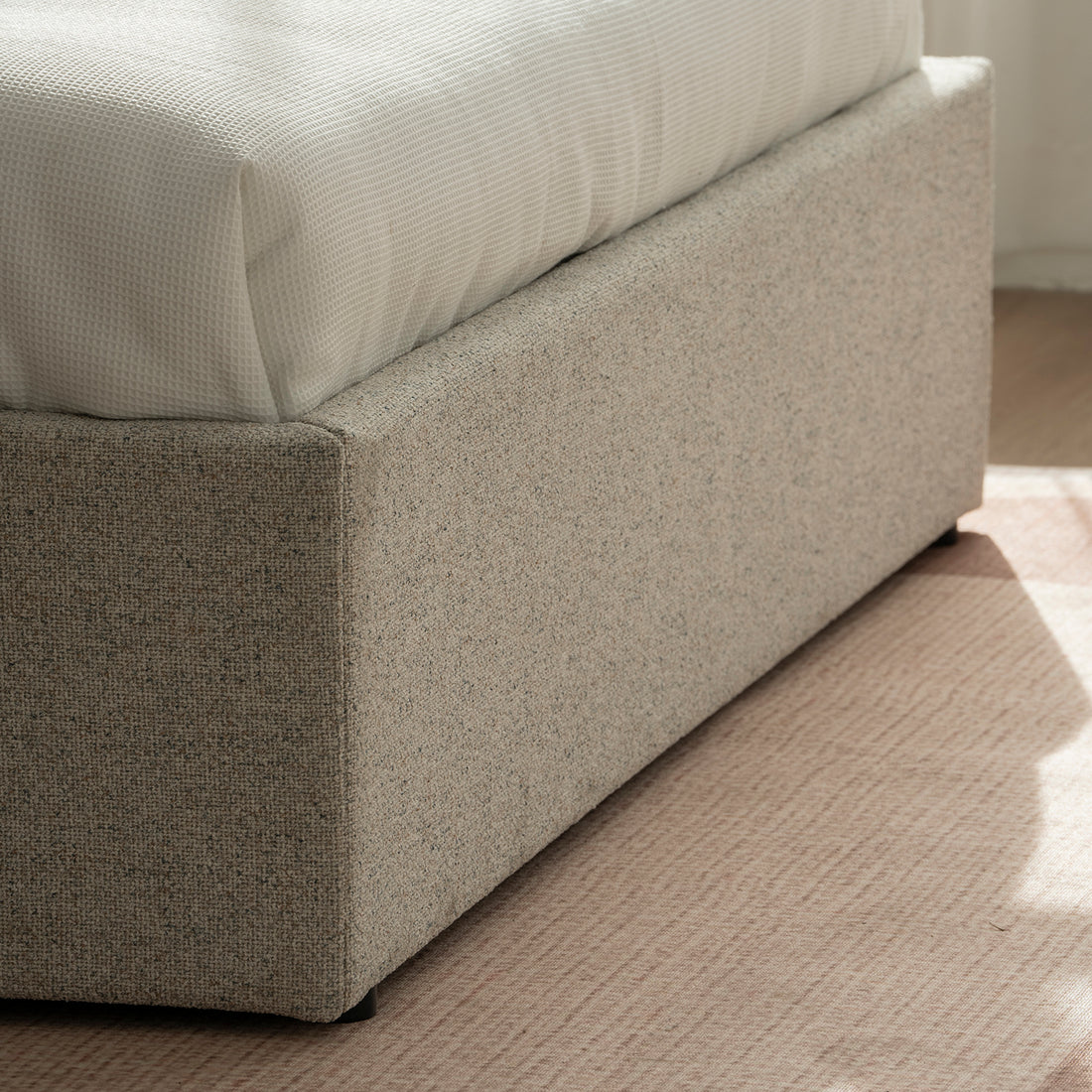 Foto Lifestyle de detalle de la base de la cama alicante