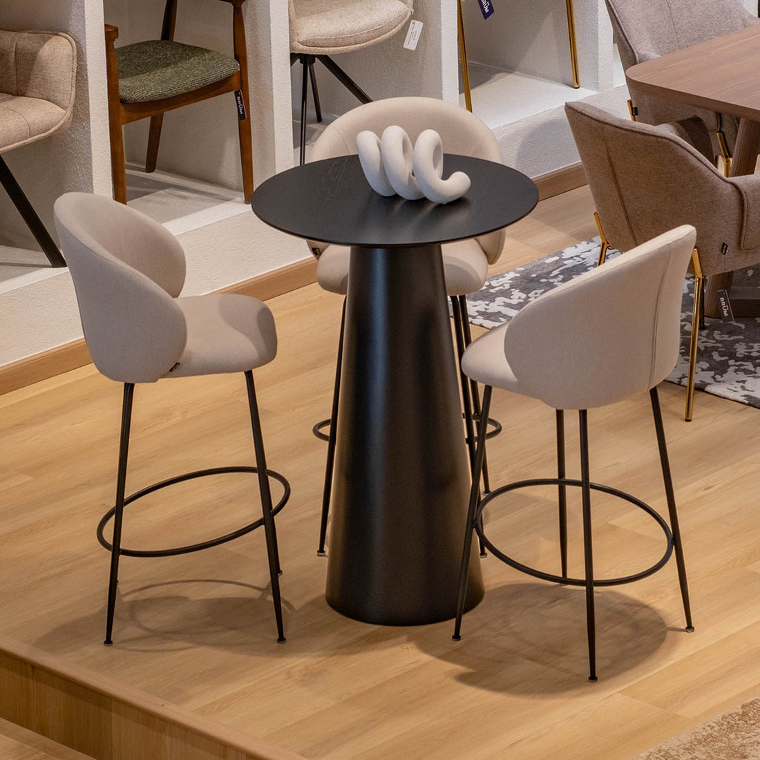 Banco Alto Capri Greige con Mesa Granada, foto ambientada