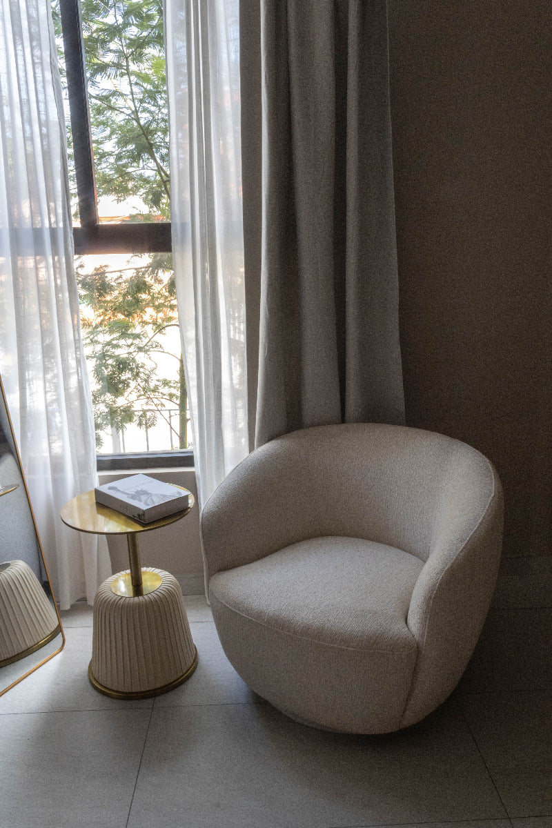 Sillon Giratorio Biarritz Beige Vista en Perspectiva en Habitacion 