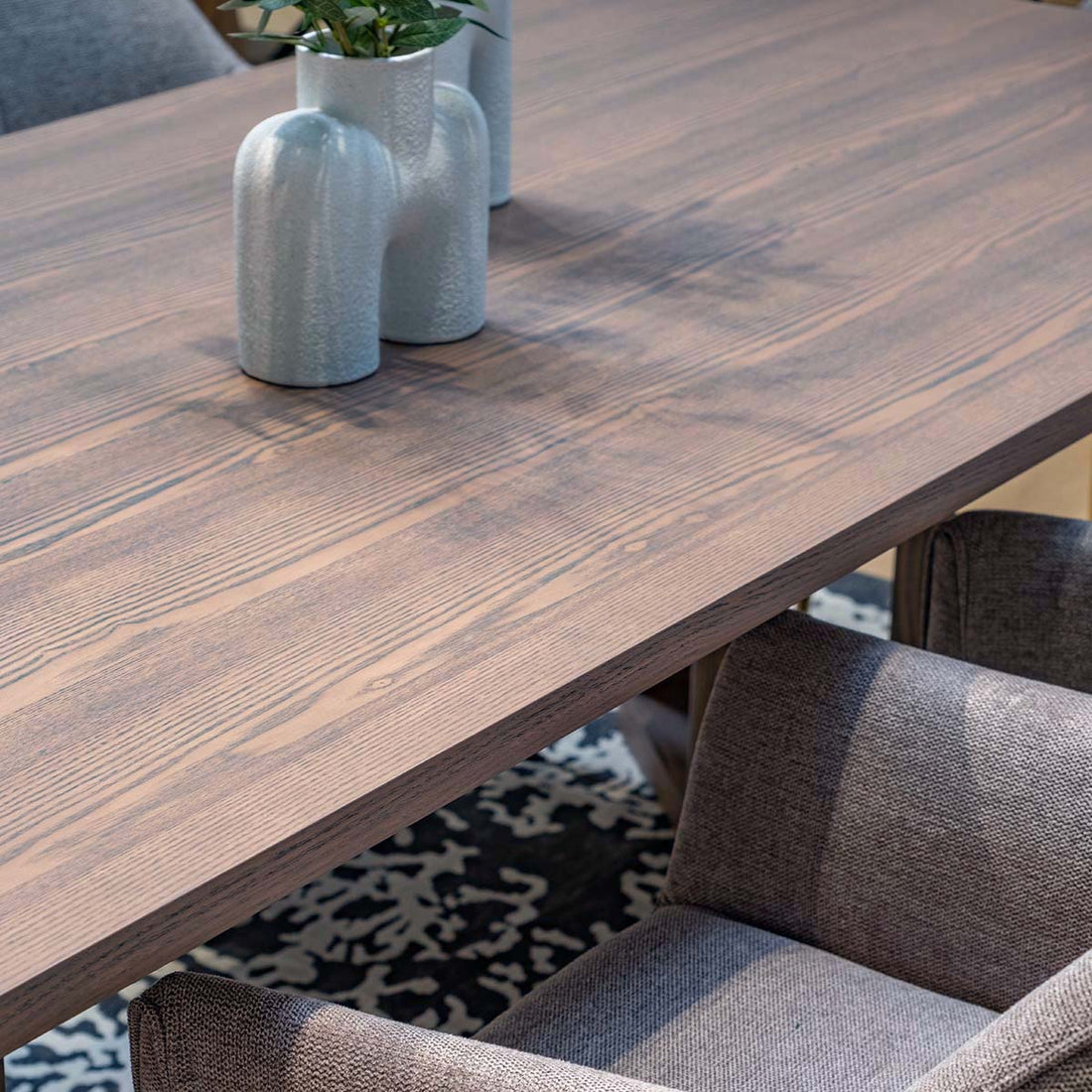 Mesa de Comedor Jaipur Nogal, detalle de vasija sobre la mesa, foto ambientada