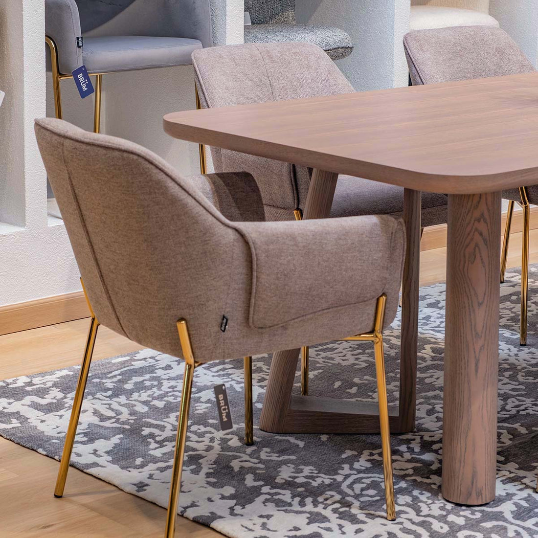 Mesa de Comedor Jaipur Nogal con silla y detalle de pata, foto ambientada