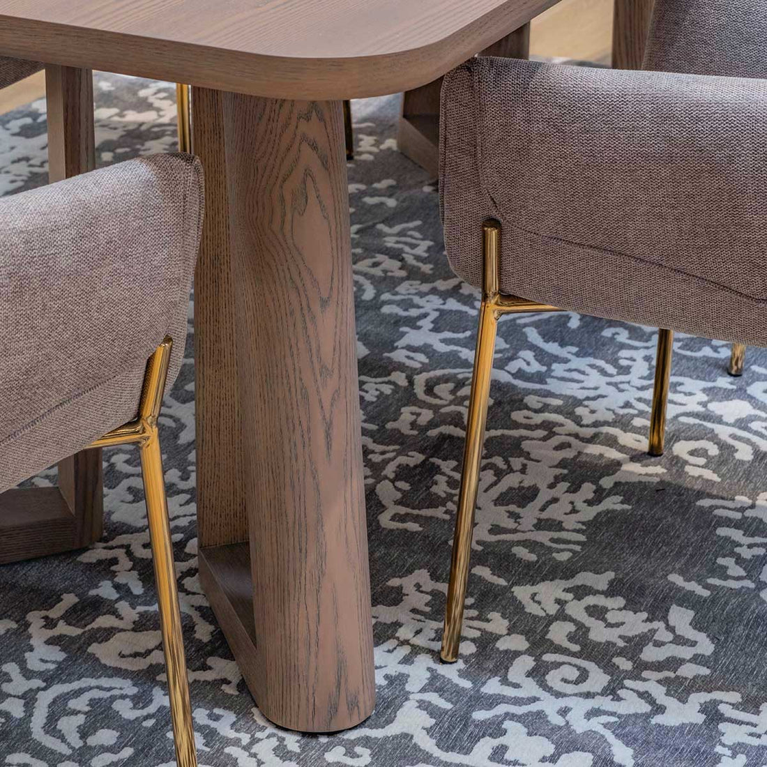 Mesa de Comedor Jaipur Nogal en comedor con Silla Toronto, foto ambientada