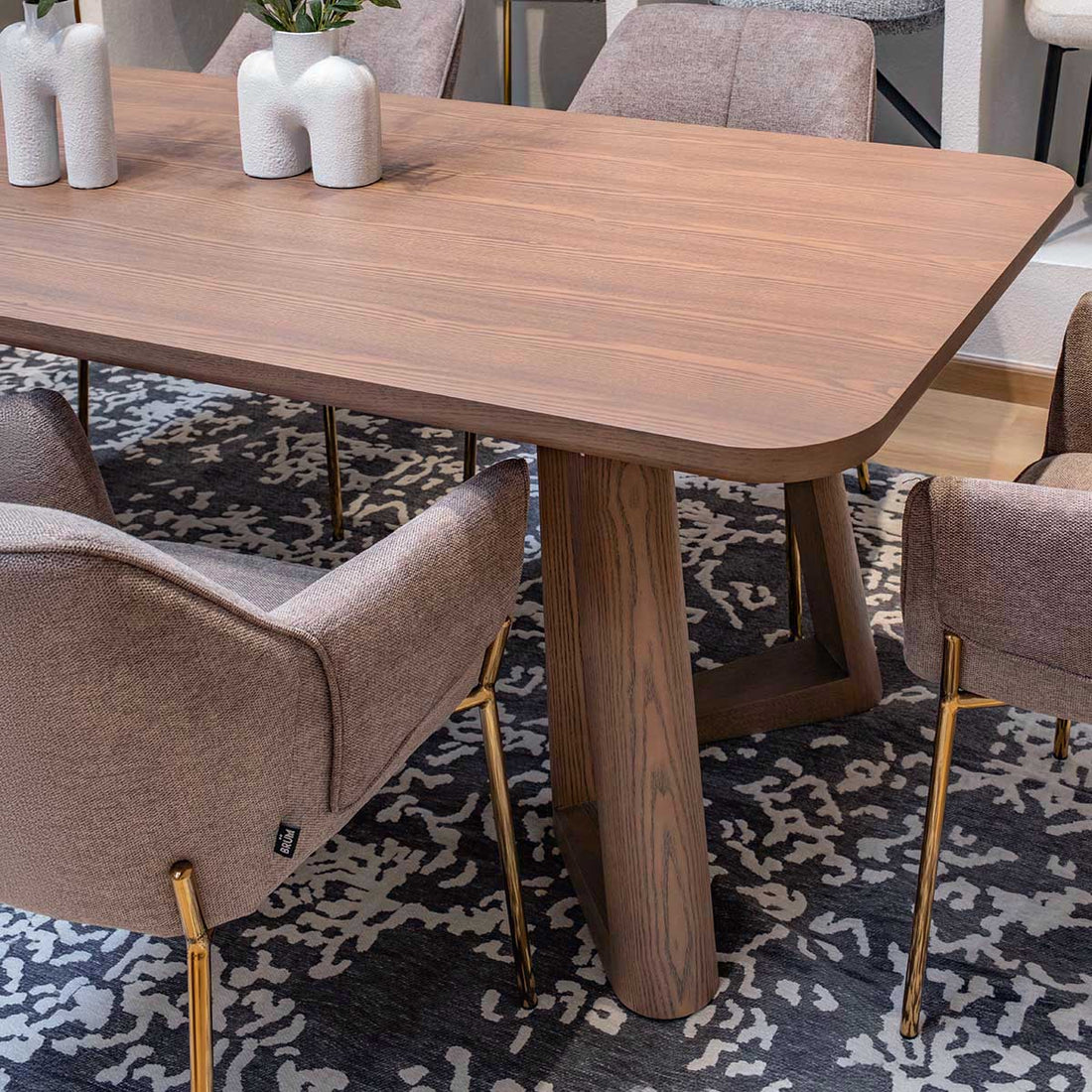 Mesa de Comedor Jaipur Nogal en comedor con sillas grises, foto ambientada