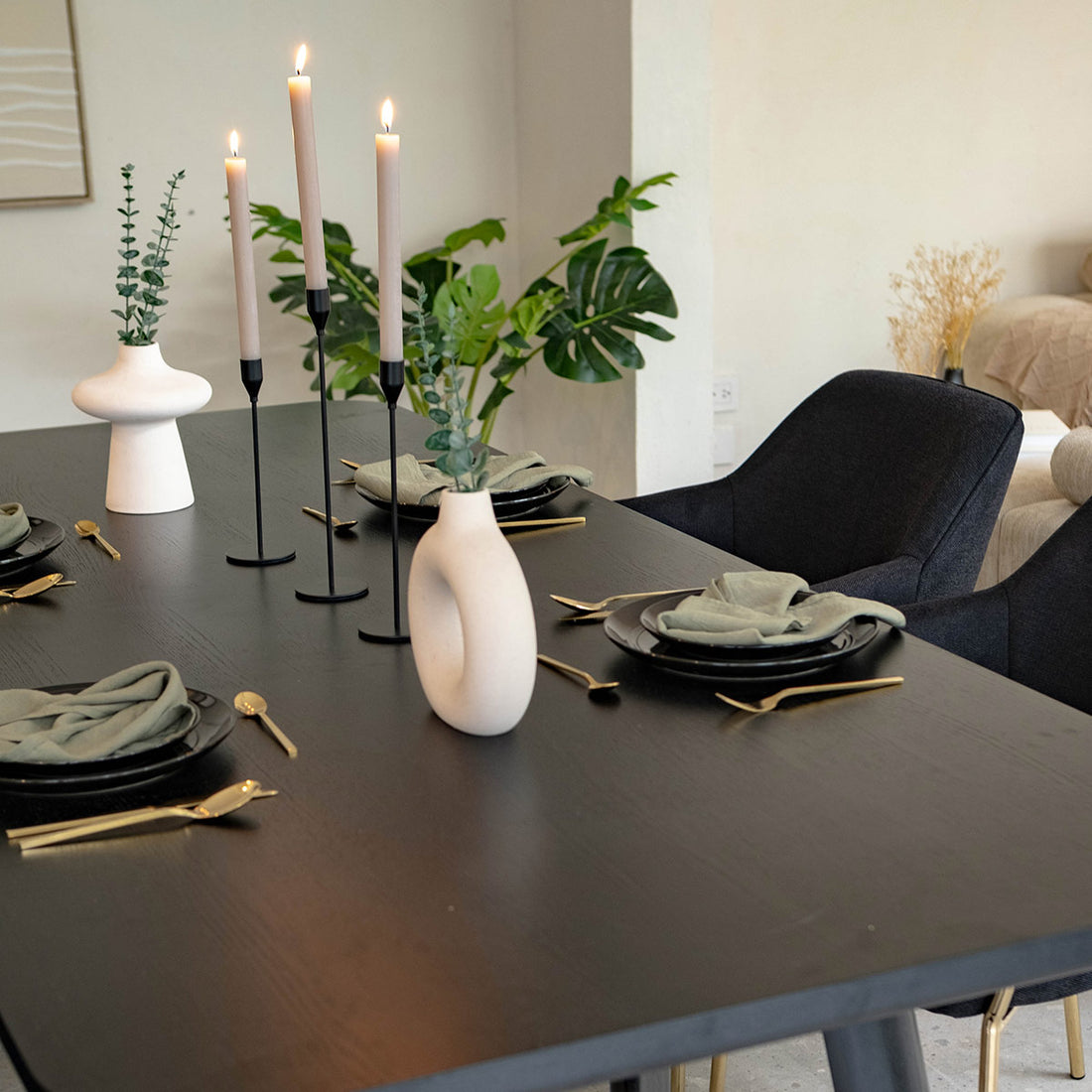 Detalle en textura de la Mesa de comedor Jaipur negra con Silla Toronto negra con patas doradas