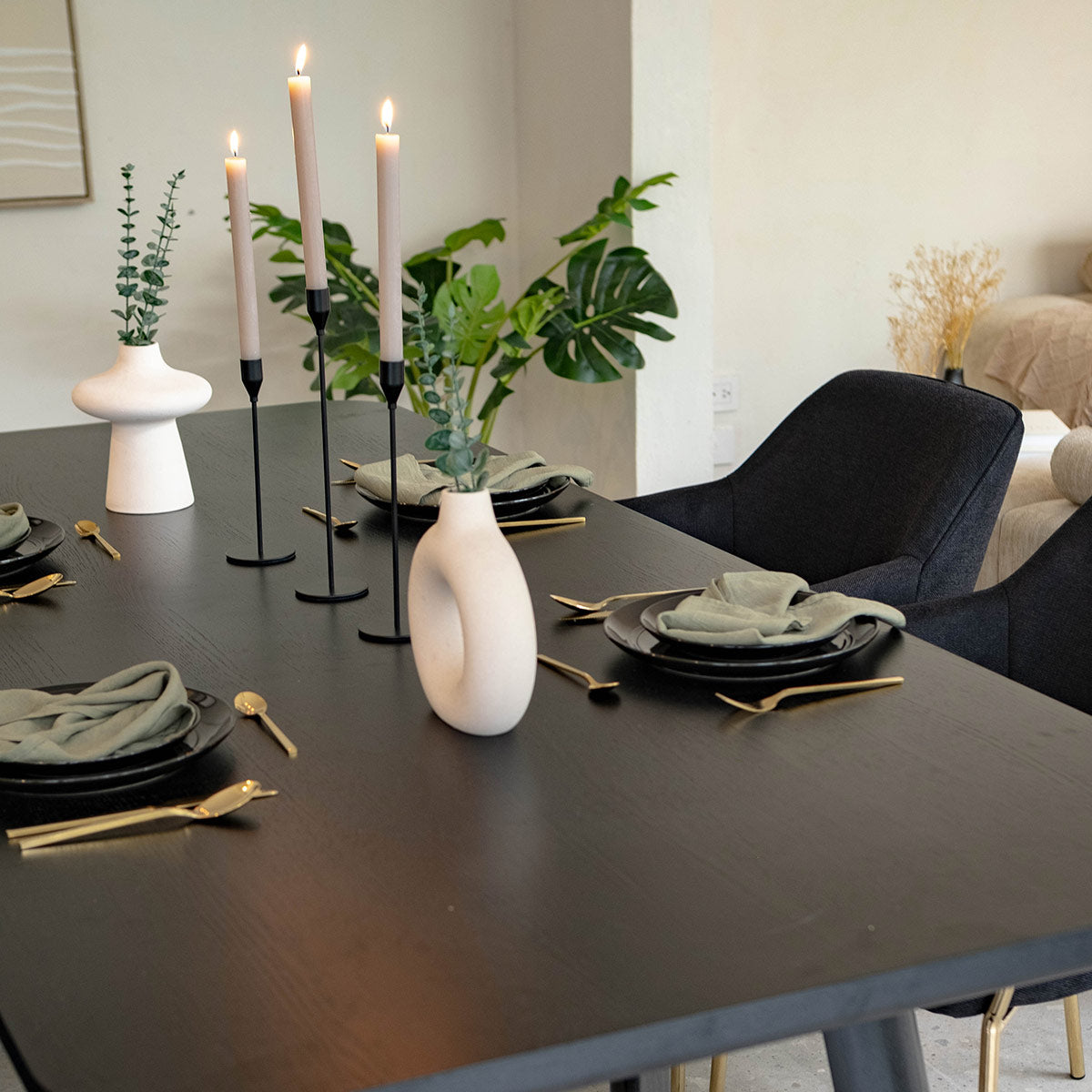 Detalle en textura de la Mesa de comedor Jaipur negra con Silla Toronto negra con patas doradas