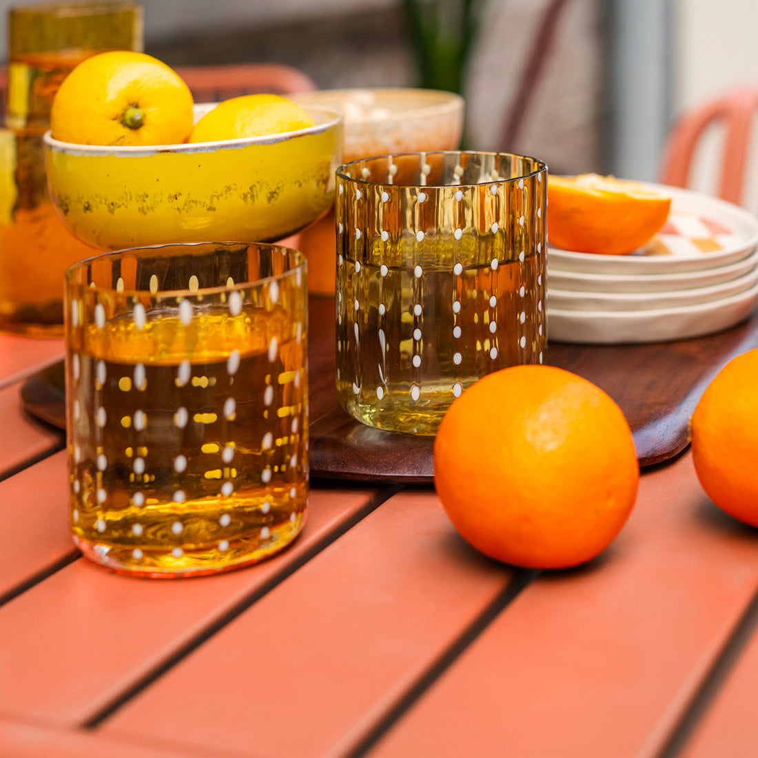 Mesa de Exterior Formentera Naranja en terraza, foto ambientada