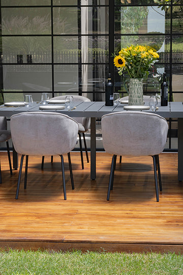 Vista trasera de sillas Miami gris en comedor en terraza