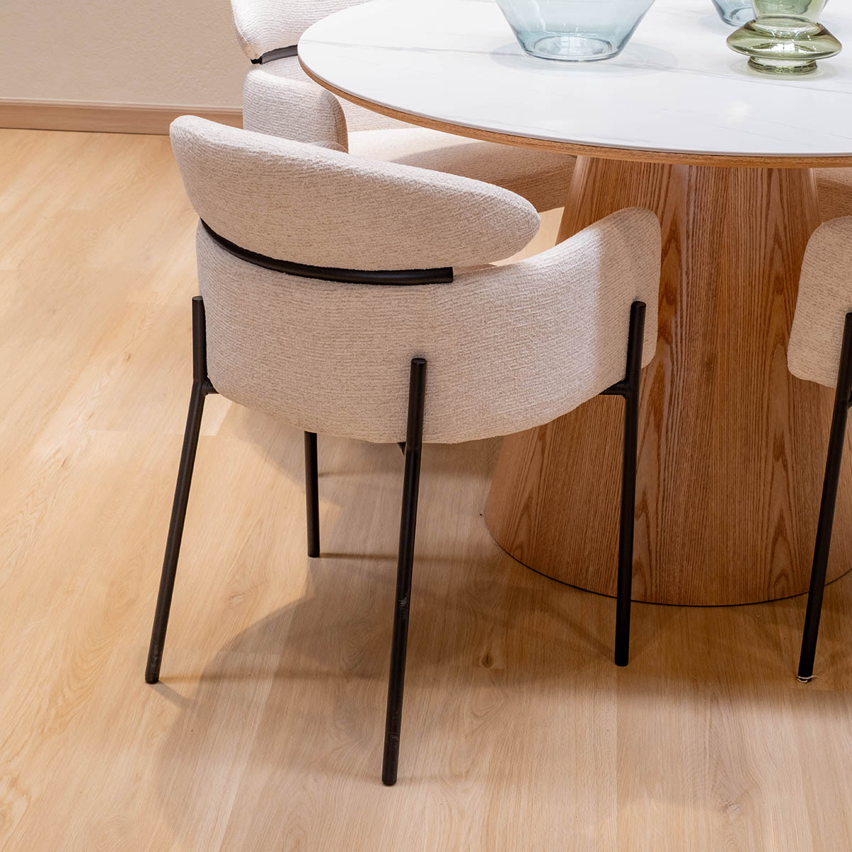 Silla Padua Present Beige en comedor, foto ambientada