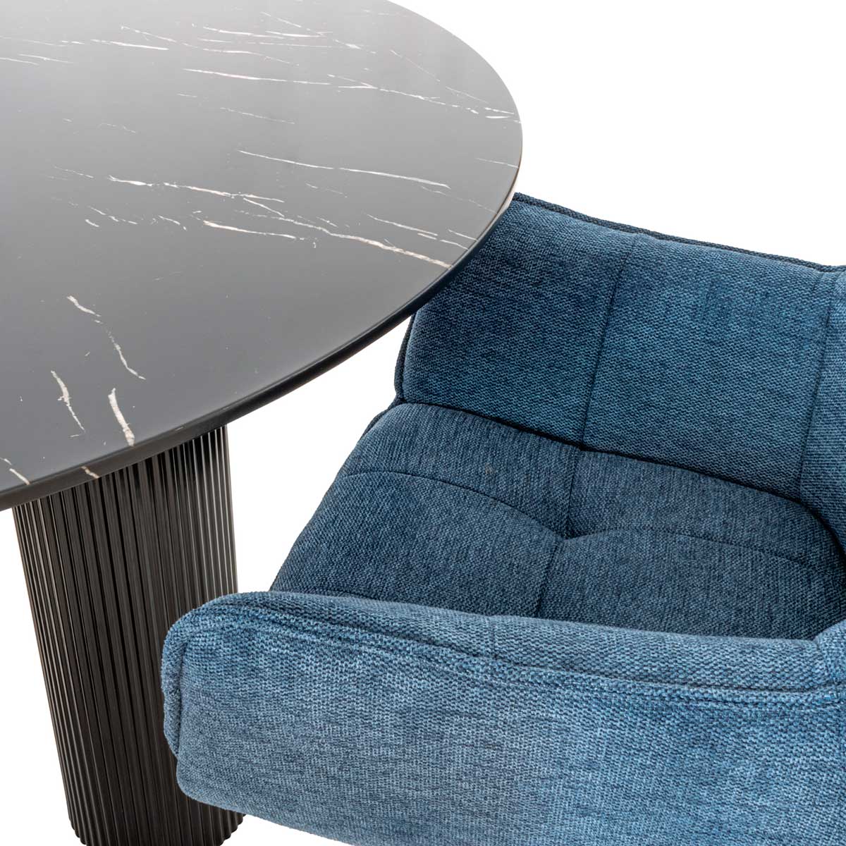 Silla Boston con mesa Kos en fondo blanco