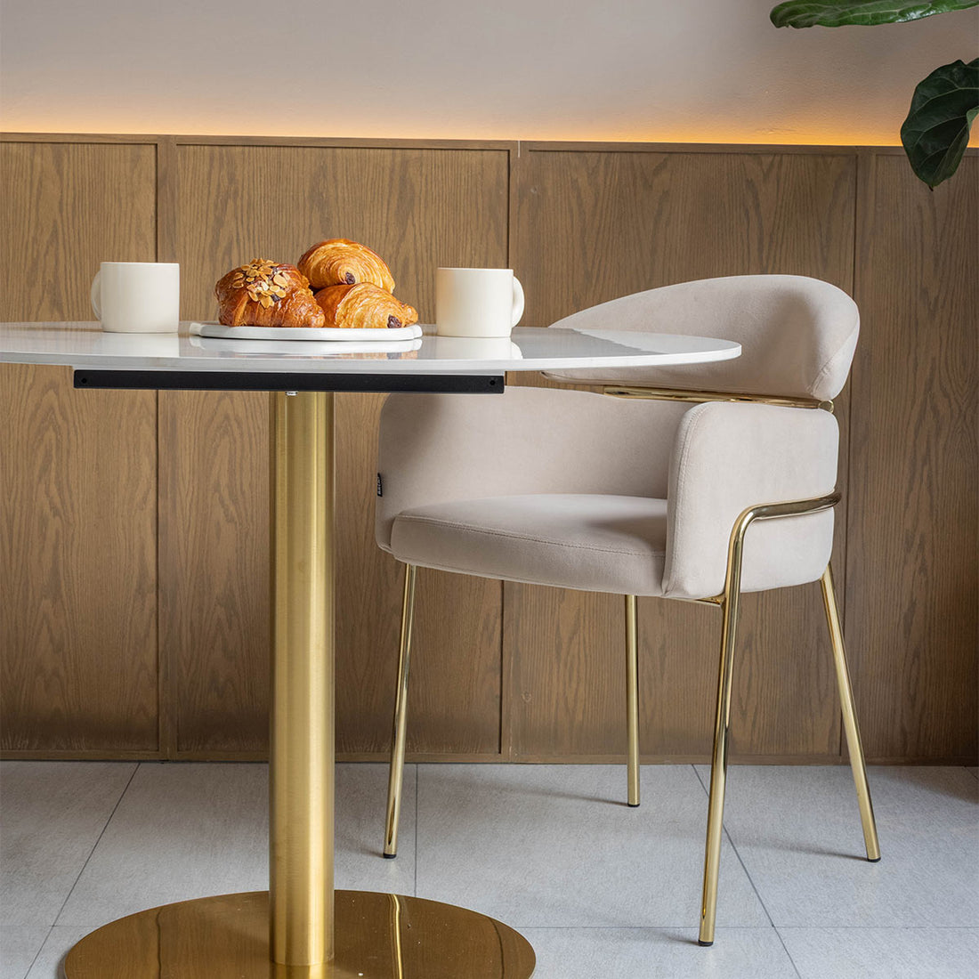 Silla Corey Taupé en perspectiva con mesa zadar