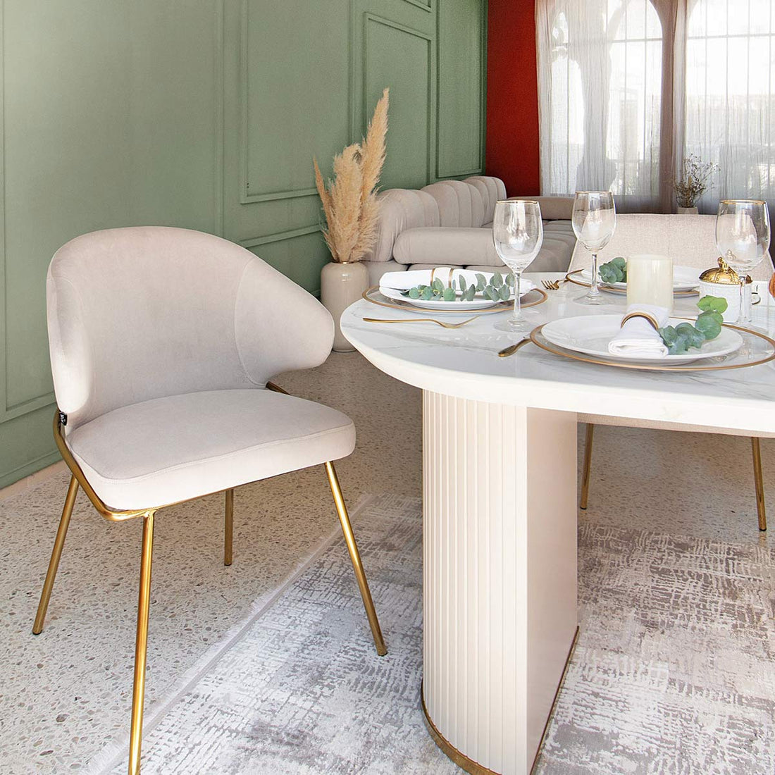 Silla Palma taupé lifestyle acompañada del comedor Dubrovnik