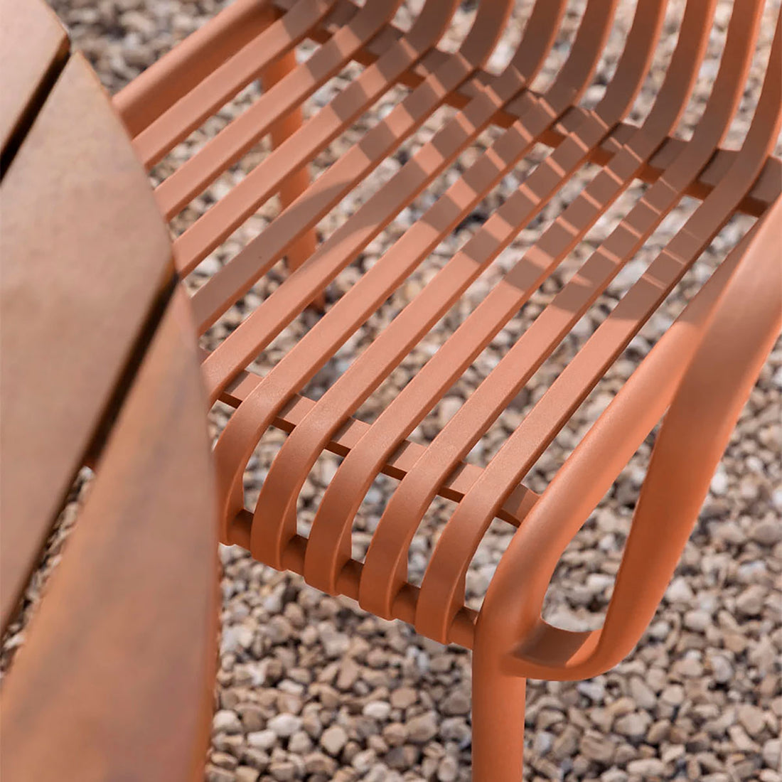 Detalle del asiento silla de exterior Menorca en un patio de pidras