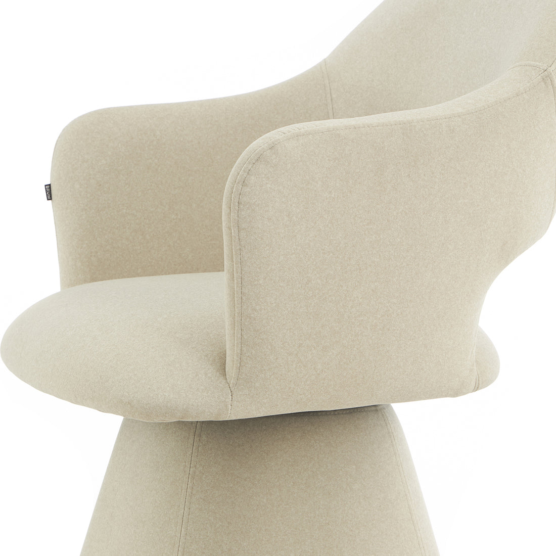 Silla Muscat Beige Vista en Perspectiva enfocada en el reposa brazos