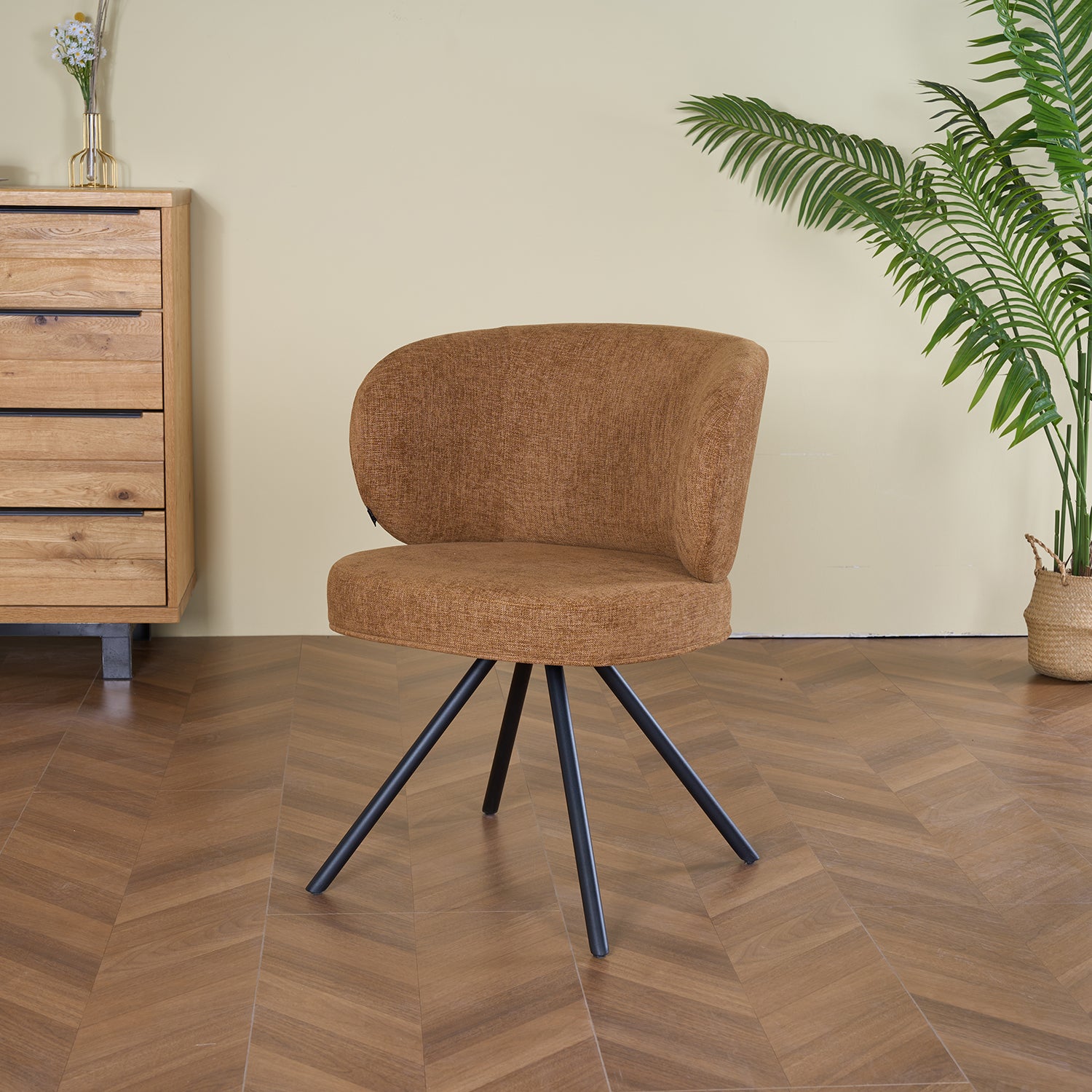 Silla Boreti Mostaza Vista en Cuarto Lifestyle 