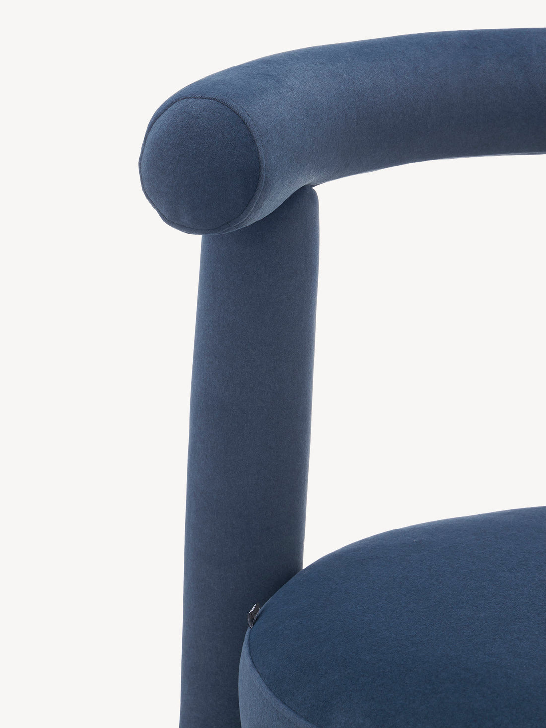 Silla de diseño Milán azul marino, detalle