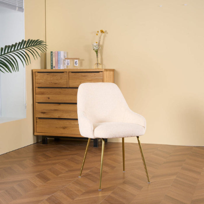 Silla Seúl Beige en cuarto con luz cálida