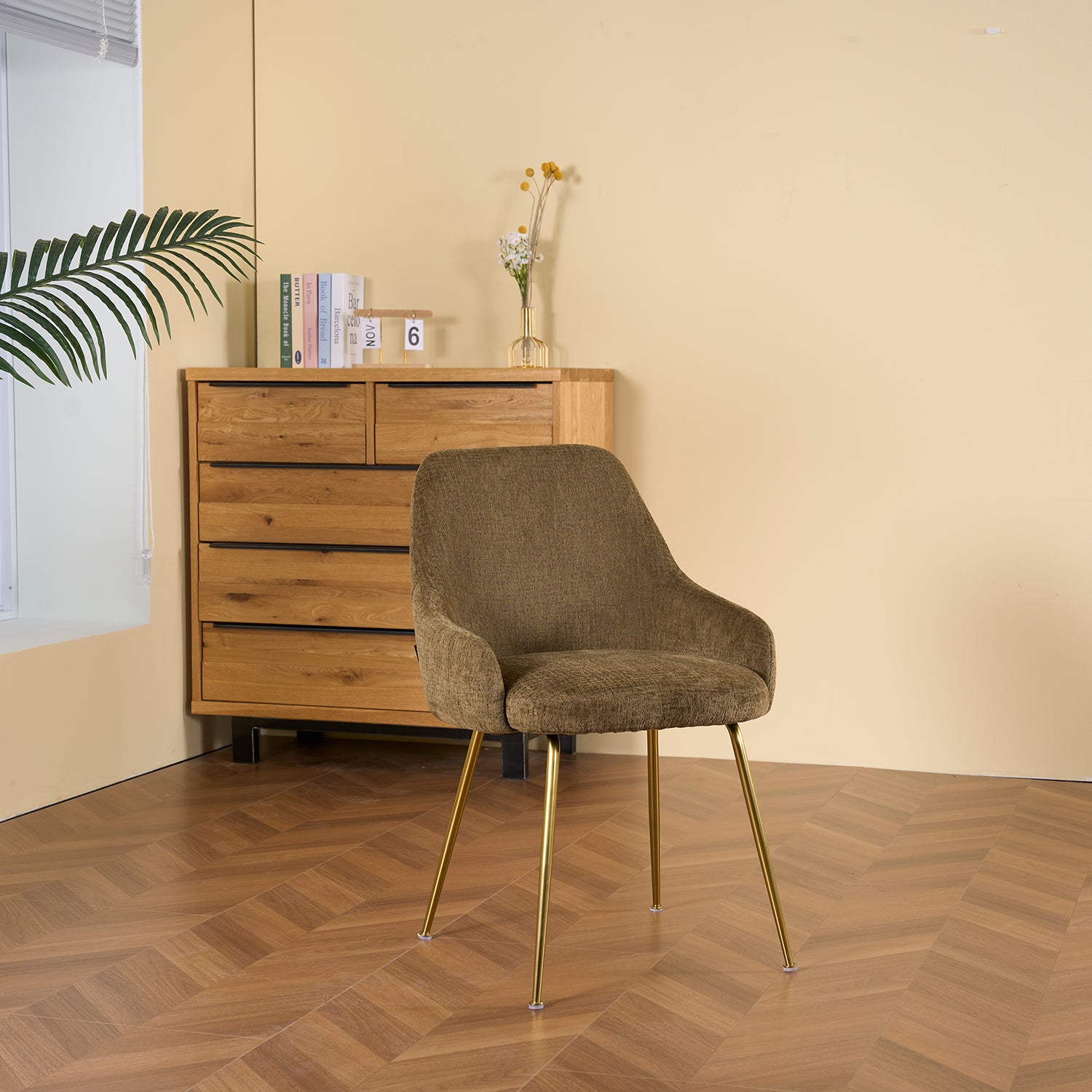 SILLA SEÚL OLIVE VISTA EN CUARTO MINIMALISTA CON LUZ CALIDA
