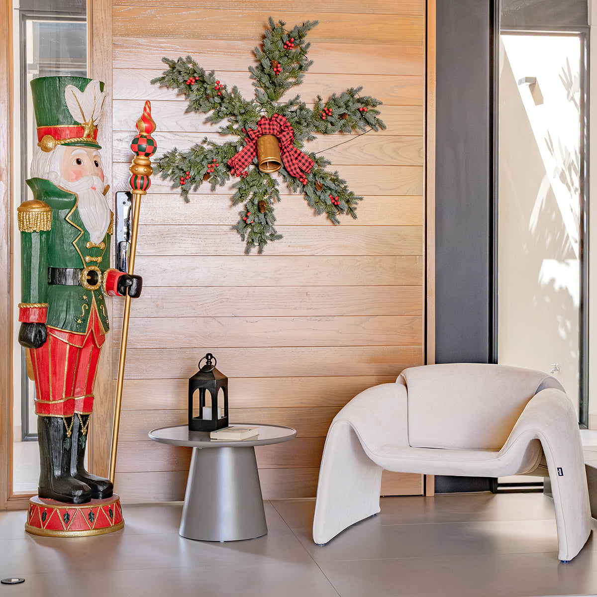 SILLON MELBOURNEE OCRE VISTA EN CASA DECORADA NAVIDEÑA