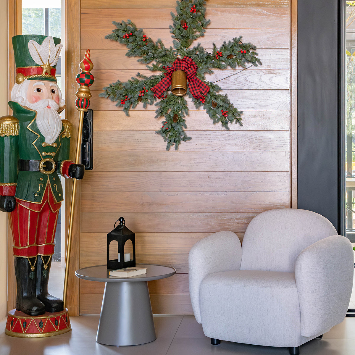 SILLÓN SYDNEY VISTA EN AMBIENTE NAVIDEÑO, CON MESA DE CENTRO Y CASCA NUECES