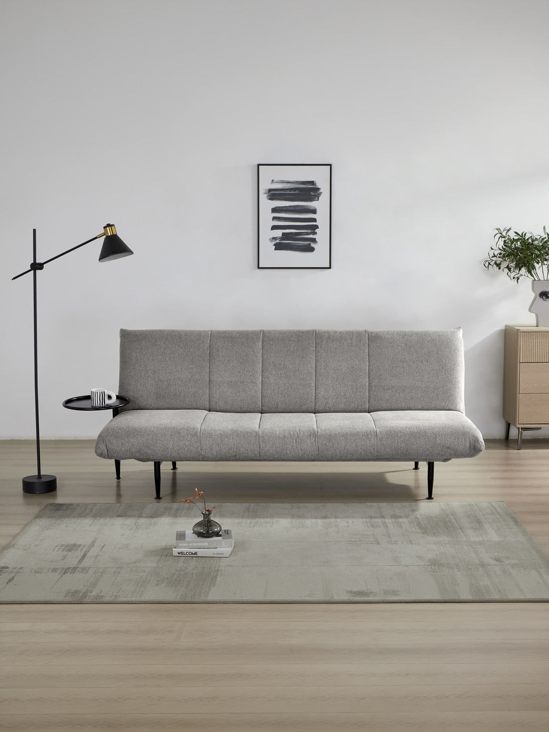 Sofá Cama Kasán greige, en un espacio decorado