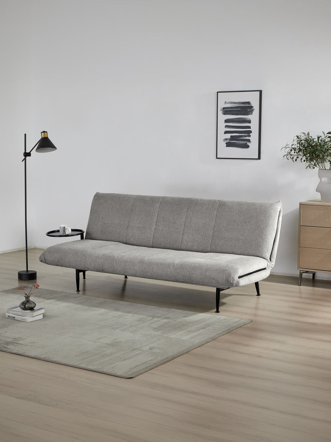 Sofá Cama Kasán greige, en un espacio decorado