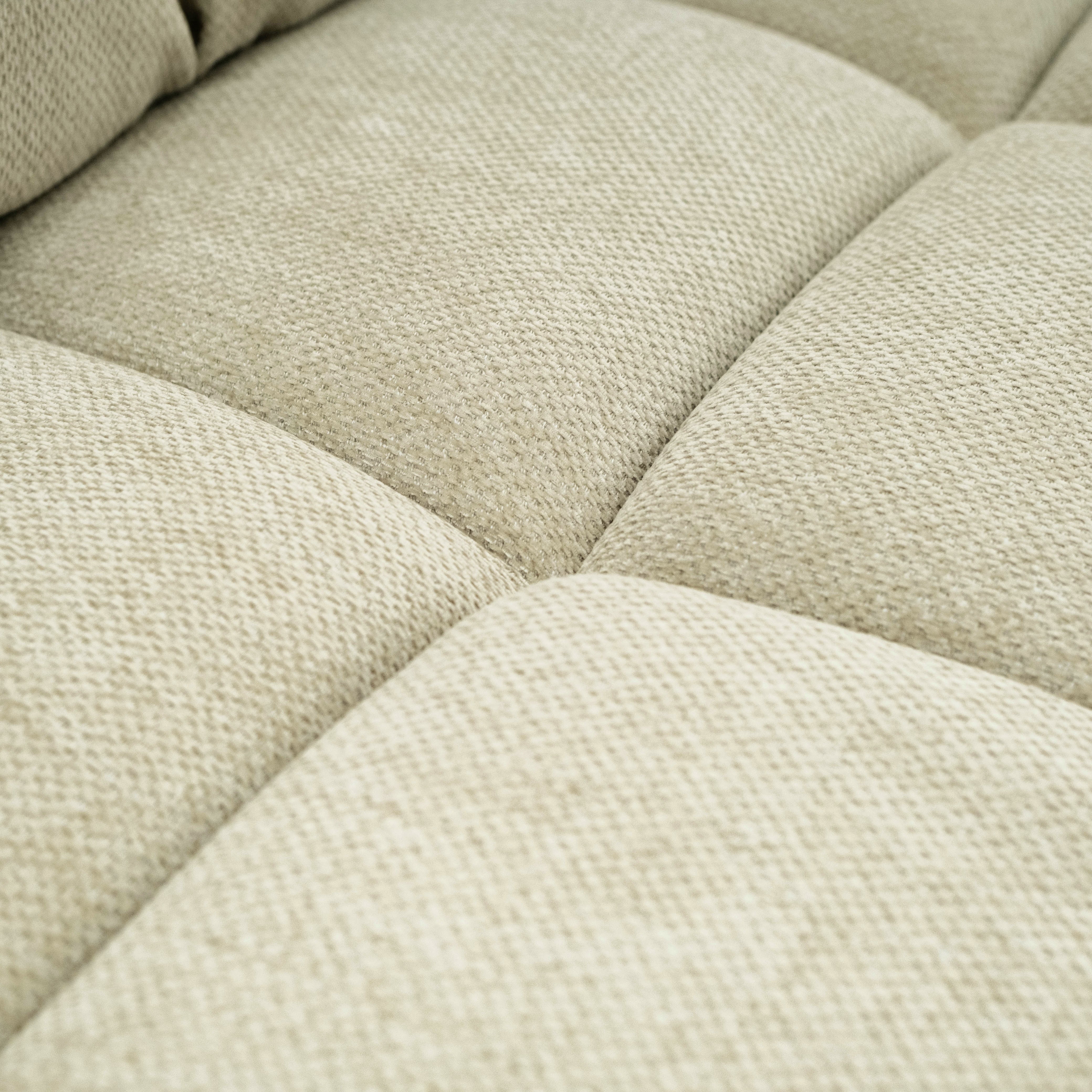 SOFÁ CORACIAA BEIGE DER VISTA EN ZOOM DEL ASIENTO