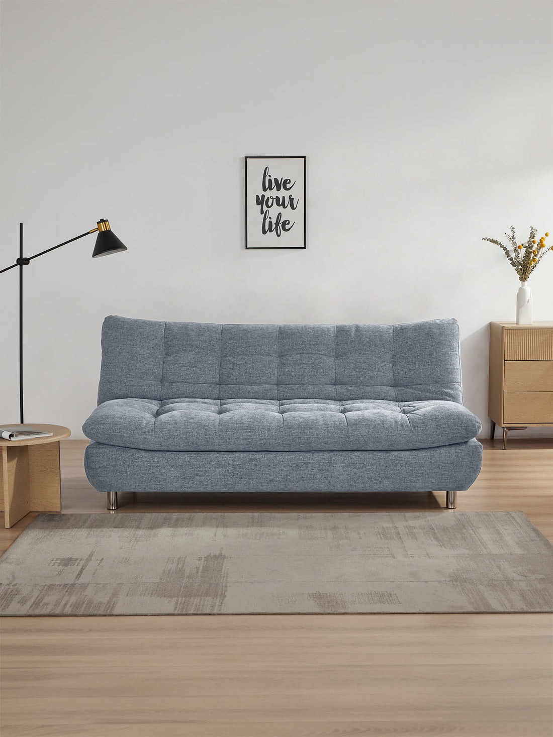 Sofá Cama Helsinki azul, en un espacio decorado