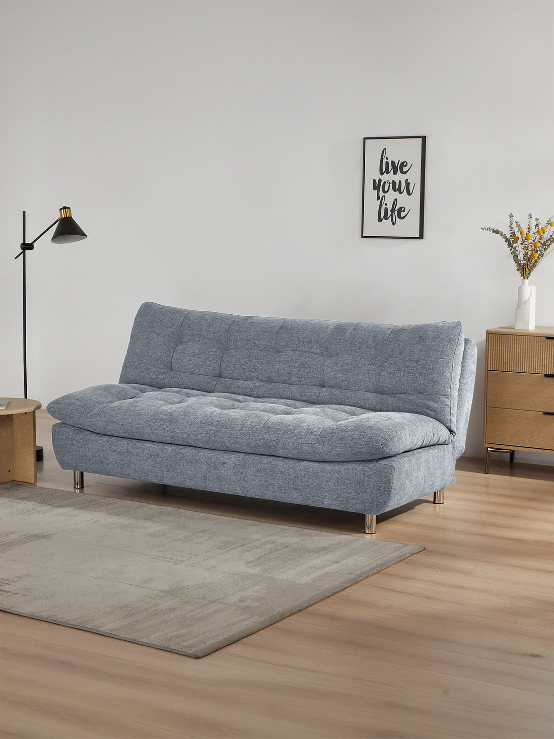 Sofá Cama Helsinki azul, en un espacio decorado