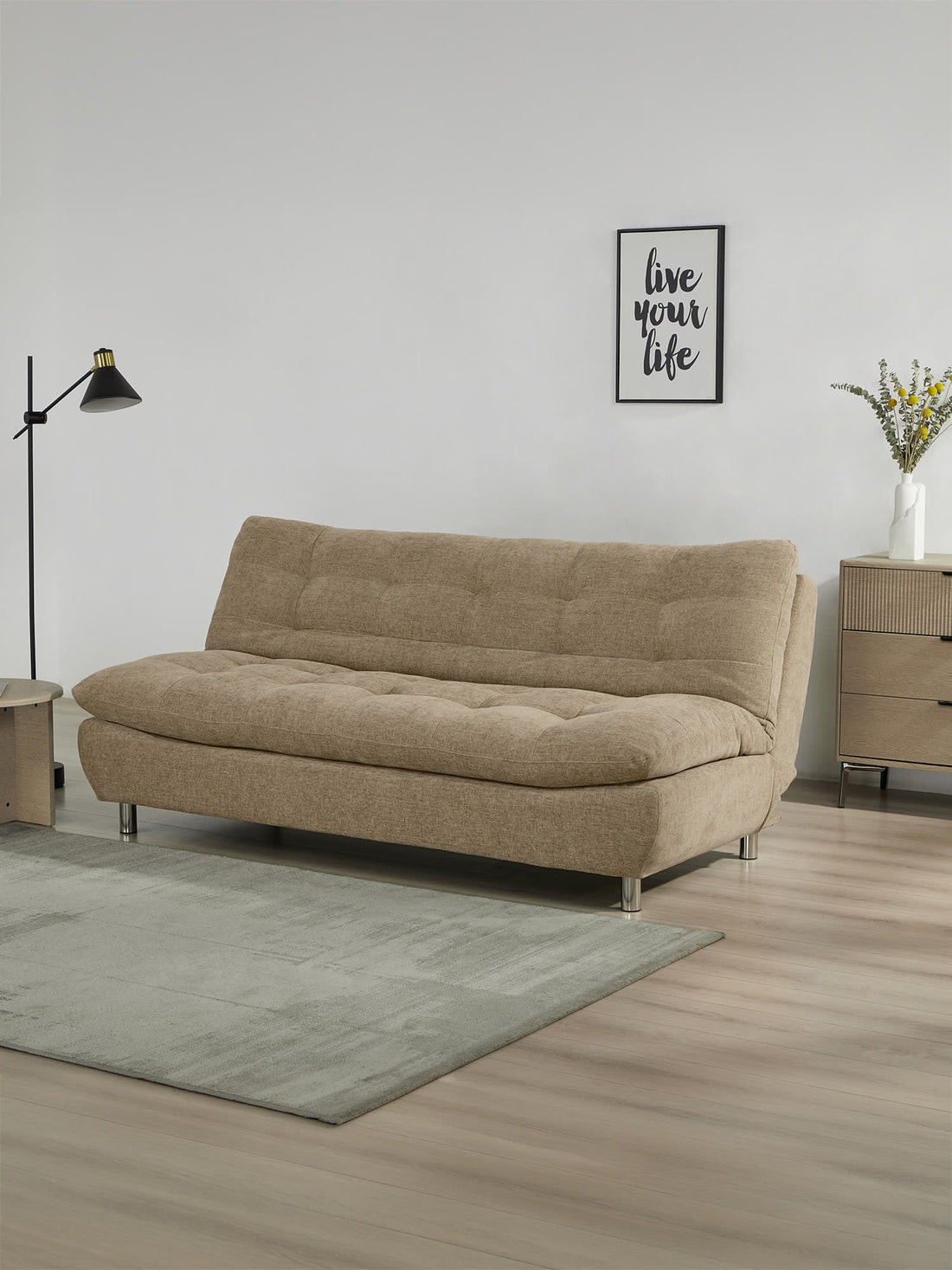 Sofá Cama Helsinki camel, en un espacio decorado